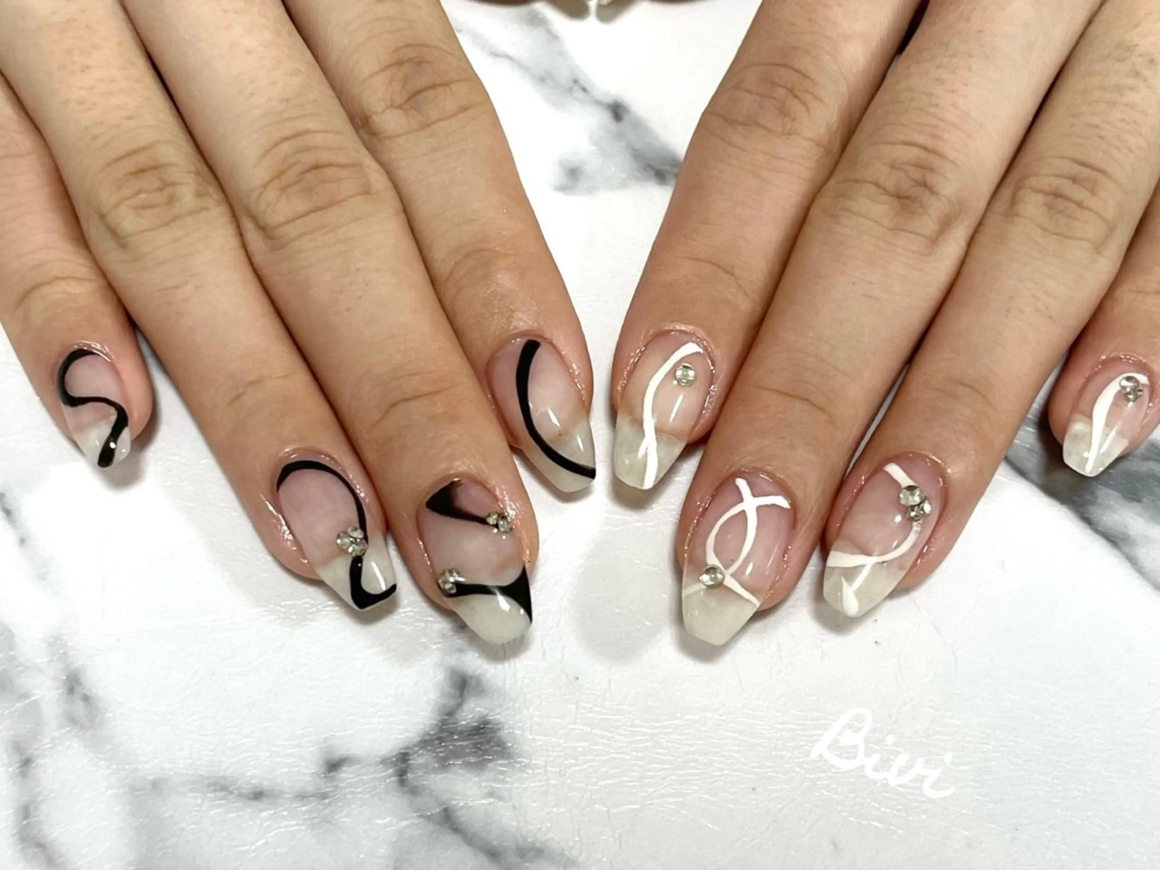 ネイル アートネイル フラッシュネイル ラメ(グリッター) 持ち込み シルバー ハンドネイル ハンドケア ♡Bivi♡自爪に 優しいネイルサロンのネイルデザイン