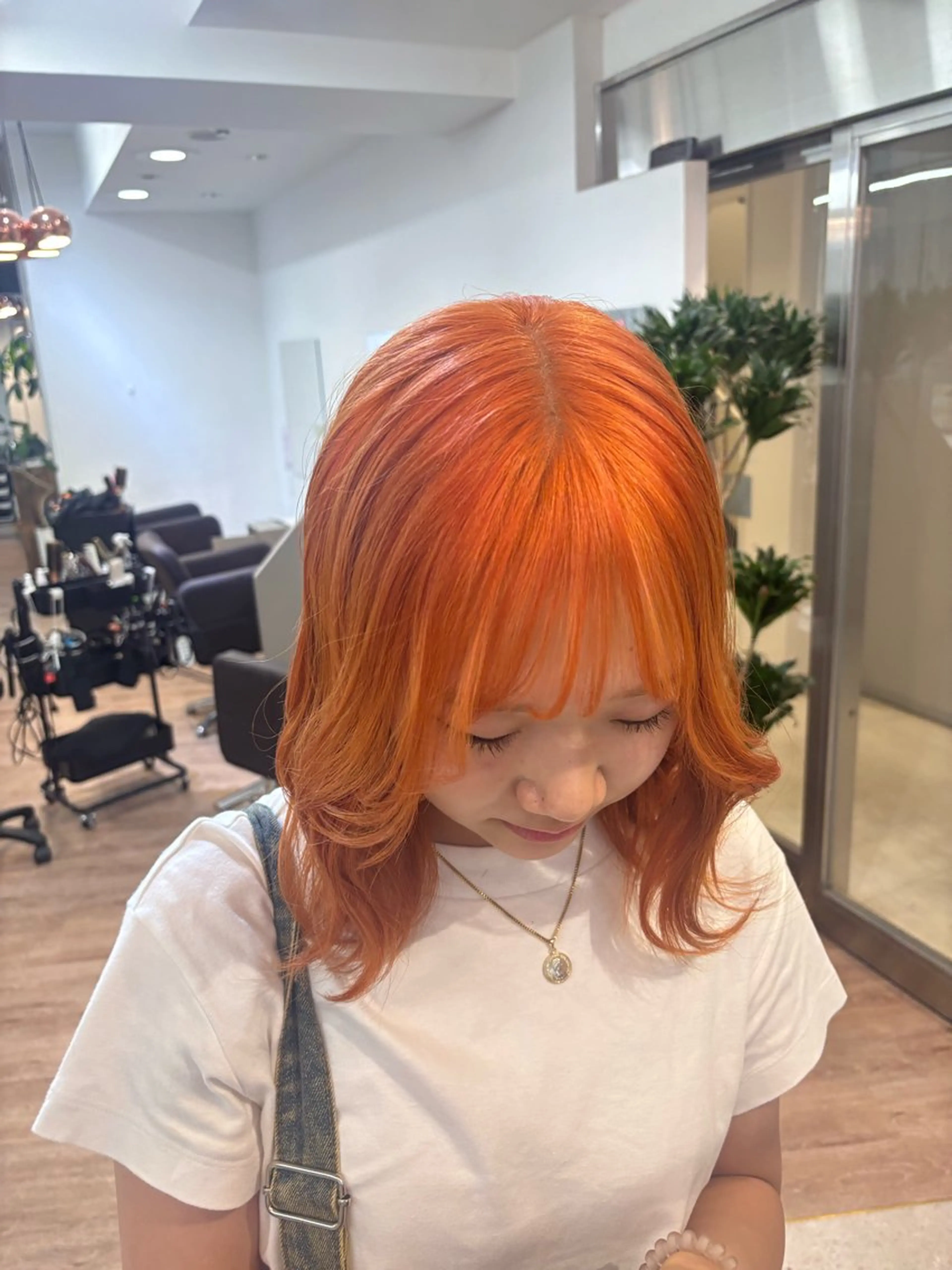 ミディアム カラー ブリーチ デザインカラー オレンジ momo/髪質改善 /コテ巻きパーマのヘアスタイル