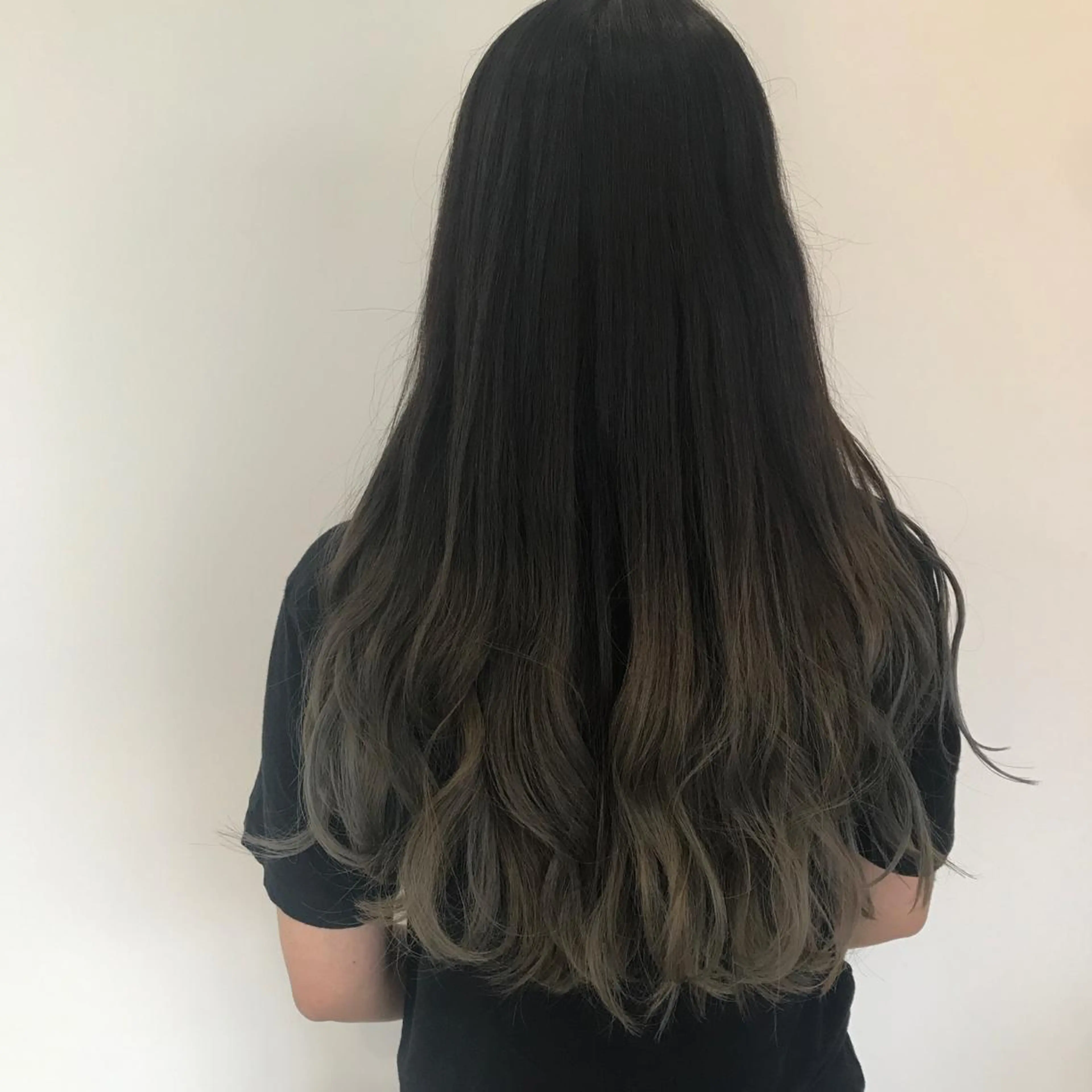 ロング カラー グラデーションカラー シルバー 入江 志穂のヘアスタイル