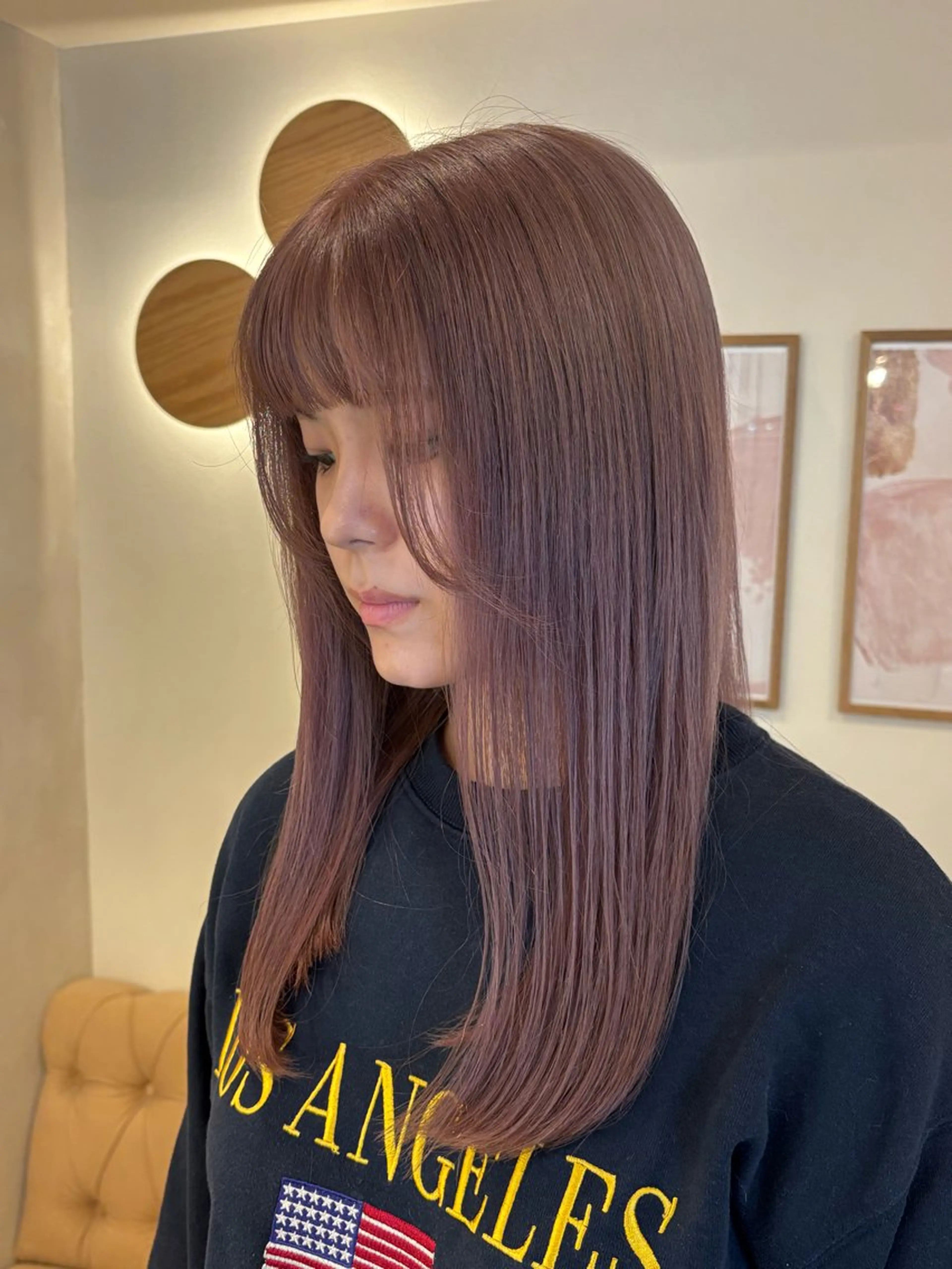 セミロング カラー ベージュカラー ブリーチ ハイトーンカラー ピンクカラー ピンクベージュ カット ヘアカラー シンバヒナノ/パーマ レイヤーカット/ボブのヘアスタイル