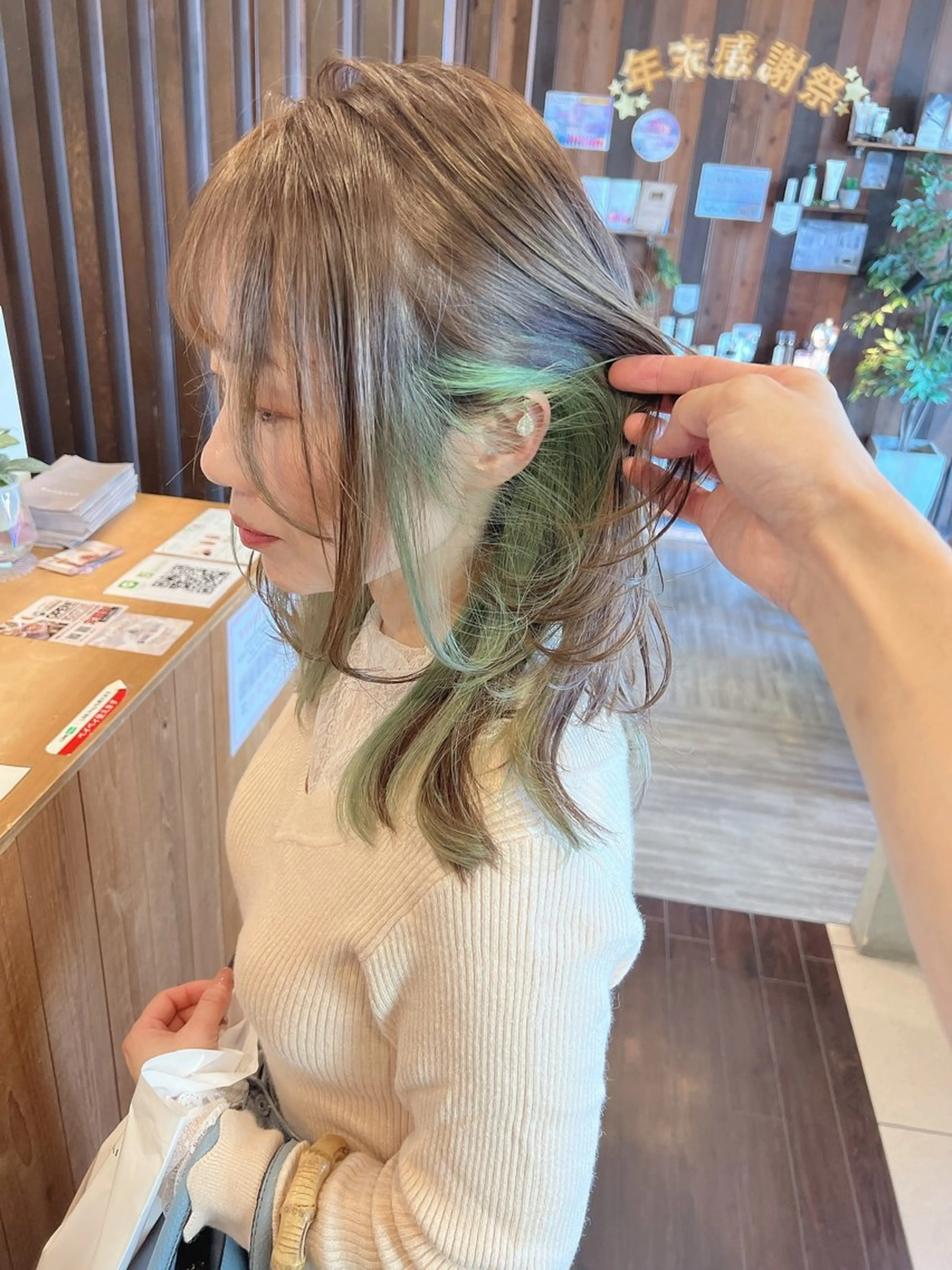 セミロング カラー 具志 正太のヘアスタイル