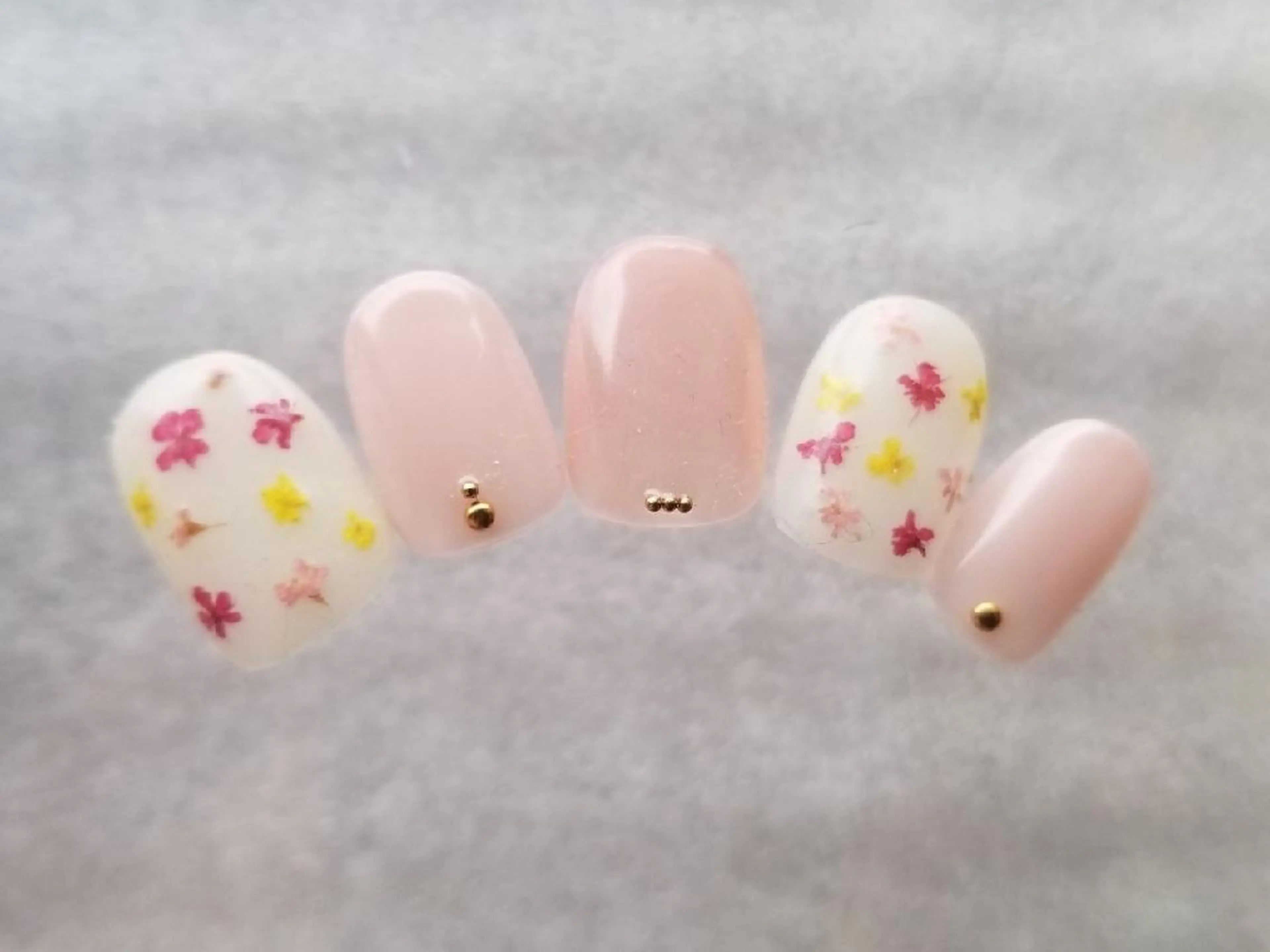 ショート ネイル イエローカラー フラワーネイル ピンク シンプルネイル 春ネイル 吉祥寺🌟 ネイルフロンティアのネイルデザイン