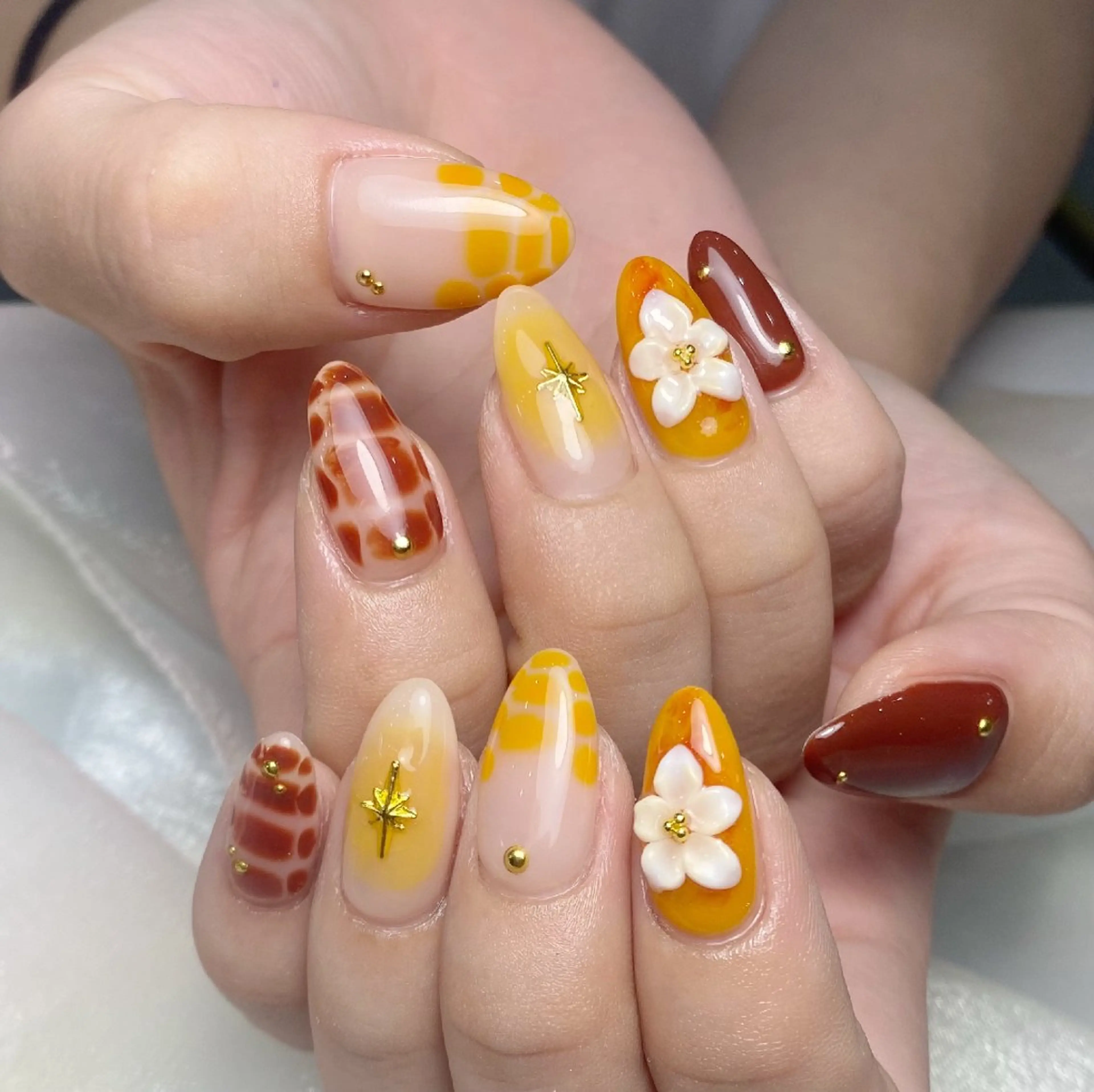 ネイル チークネイル フレンチネイル ジェルネイル ガーリー キラキラネイル ハンドネイル UM Nail Salonのネイルデザイン