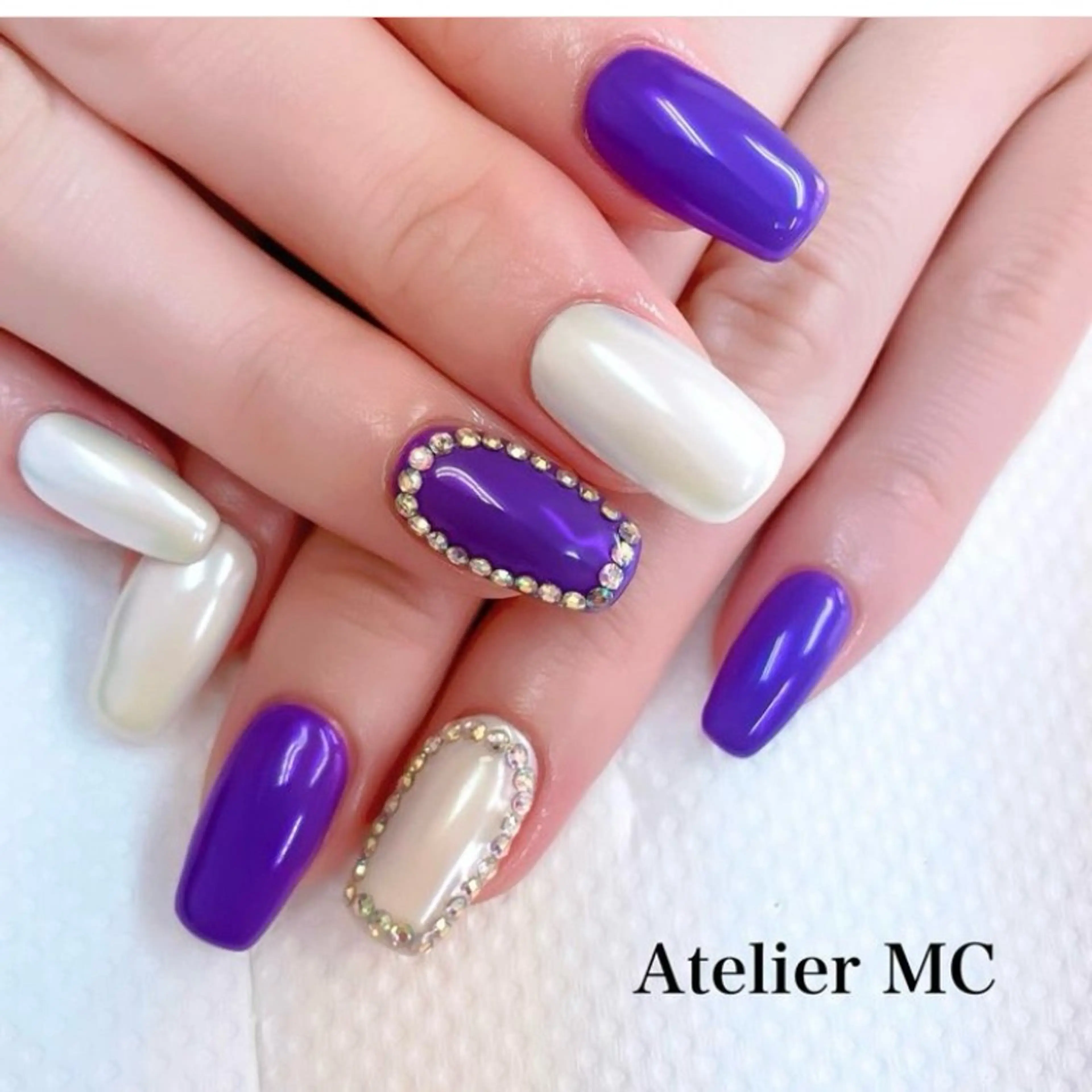 🟣2色選べるワンカラー+ストーン囲み🟣の写真