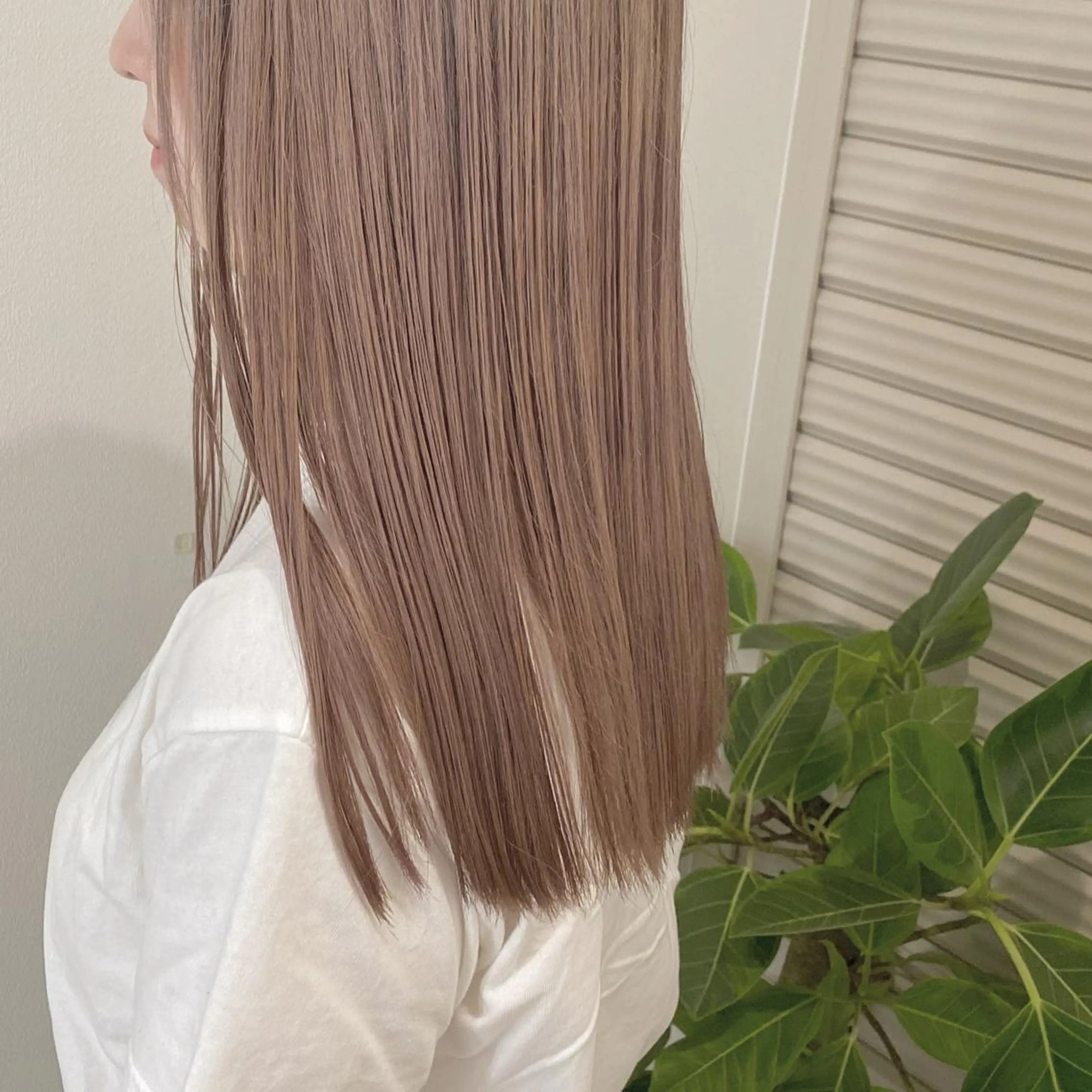 ロング カラー ベージュカラー 透明感カラー ダブルカラー ミルクティーベージュ RAIMA ハイトーン/ベージュのヘアスタイル