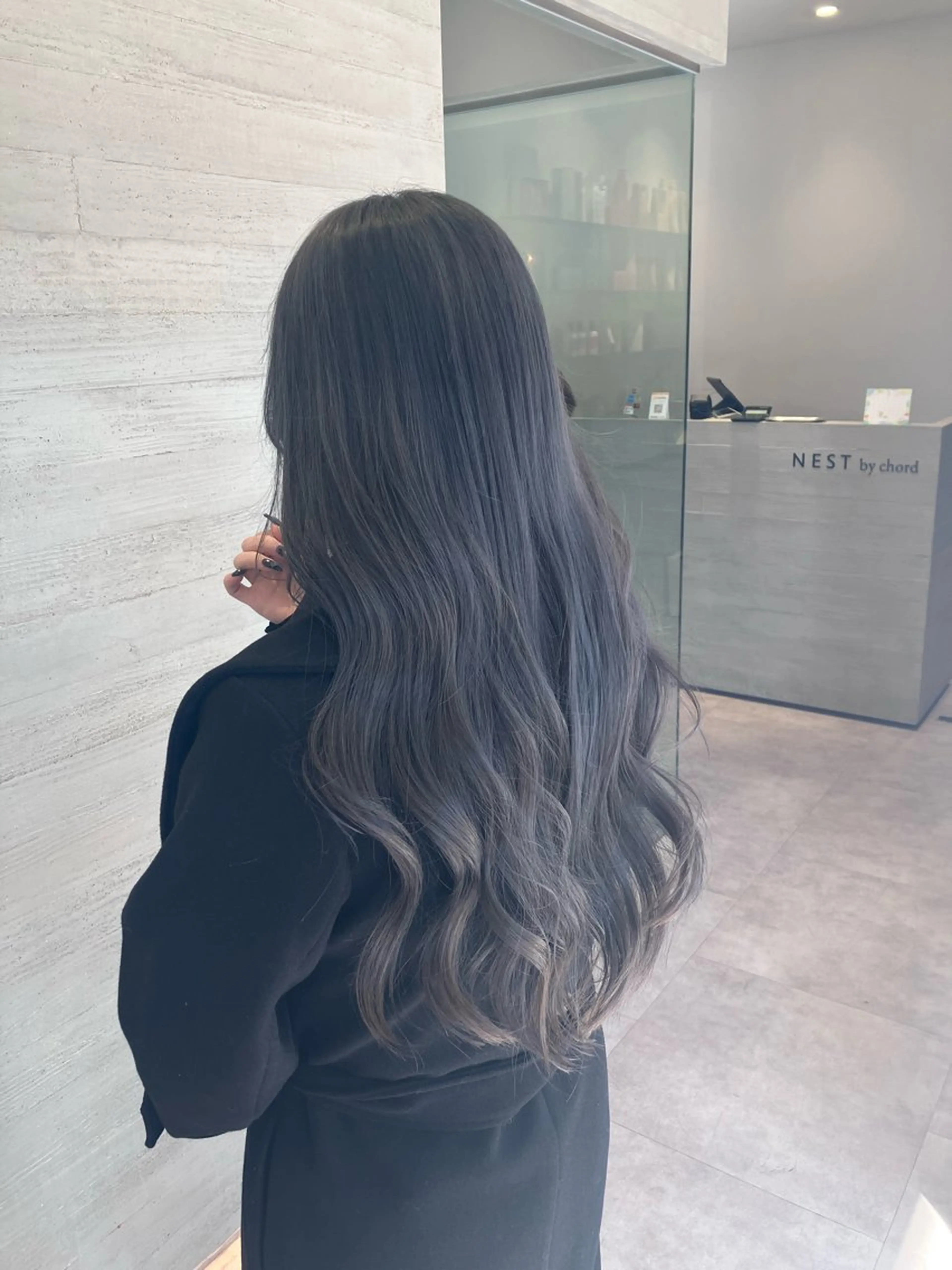 ロング カラー ブリーチ ブルーカラー ブルーグレー 透明感カラー サキ🤍ハイトーン 🩰くびれ巻きヘアのヘアスタイル