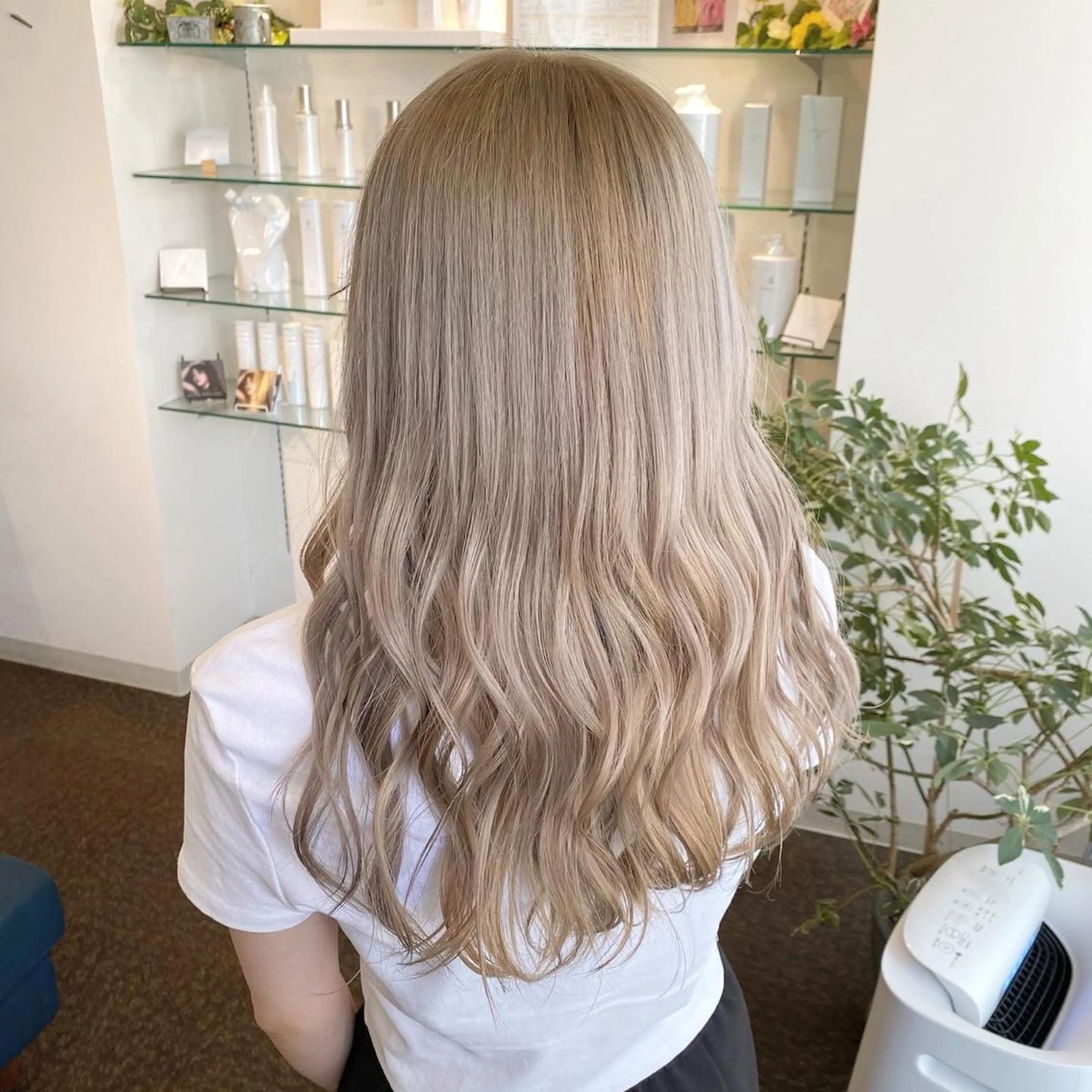 セミロング カット ヘアカラー W_SALON ［触れたくなる艶髪］のヘアスタイル