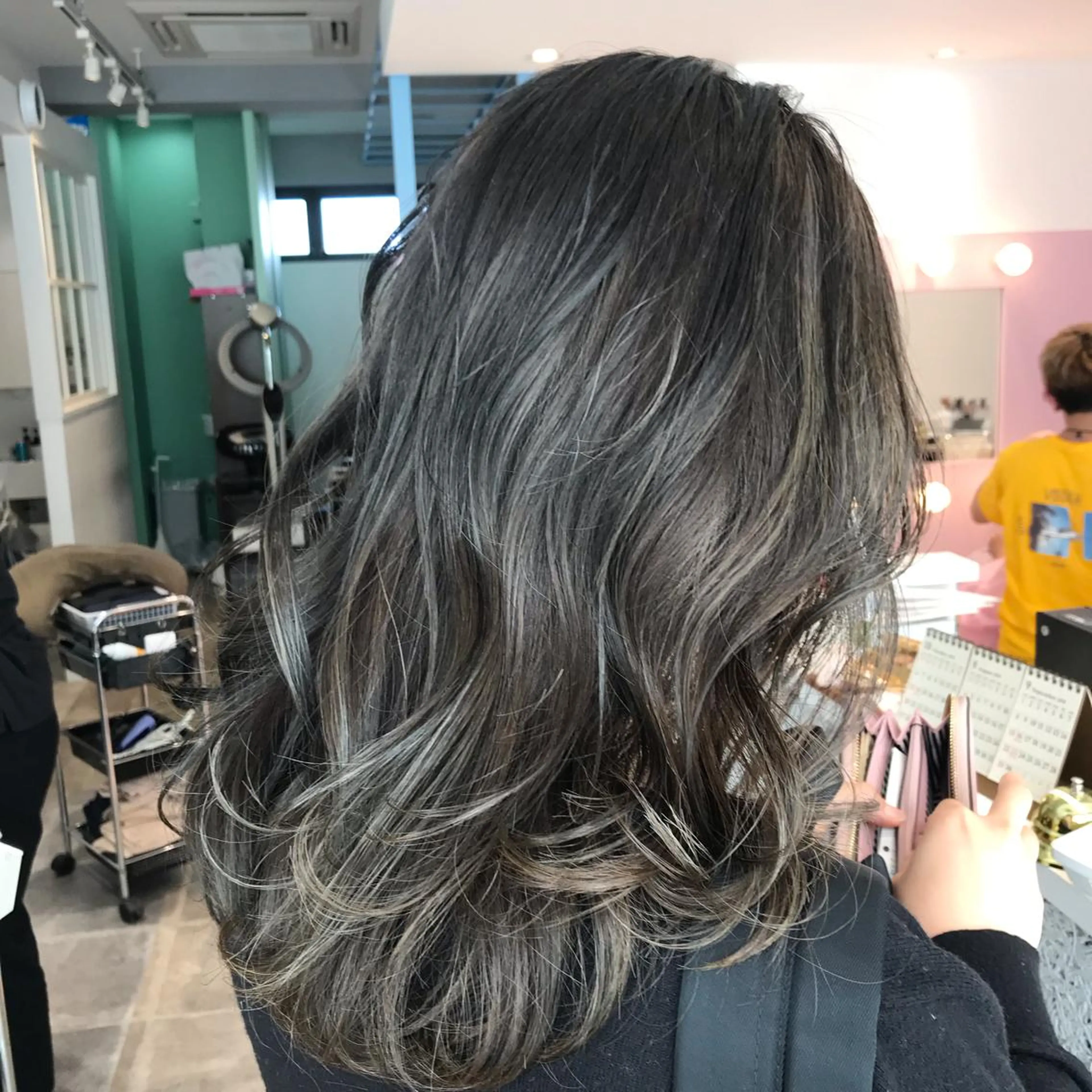 ミディアム アッシュ ハイライト 所渉/韓国レイヤー /ウルフカットのヘアスタイル