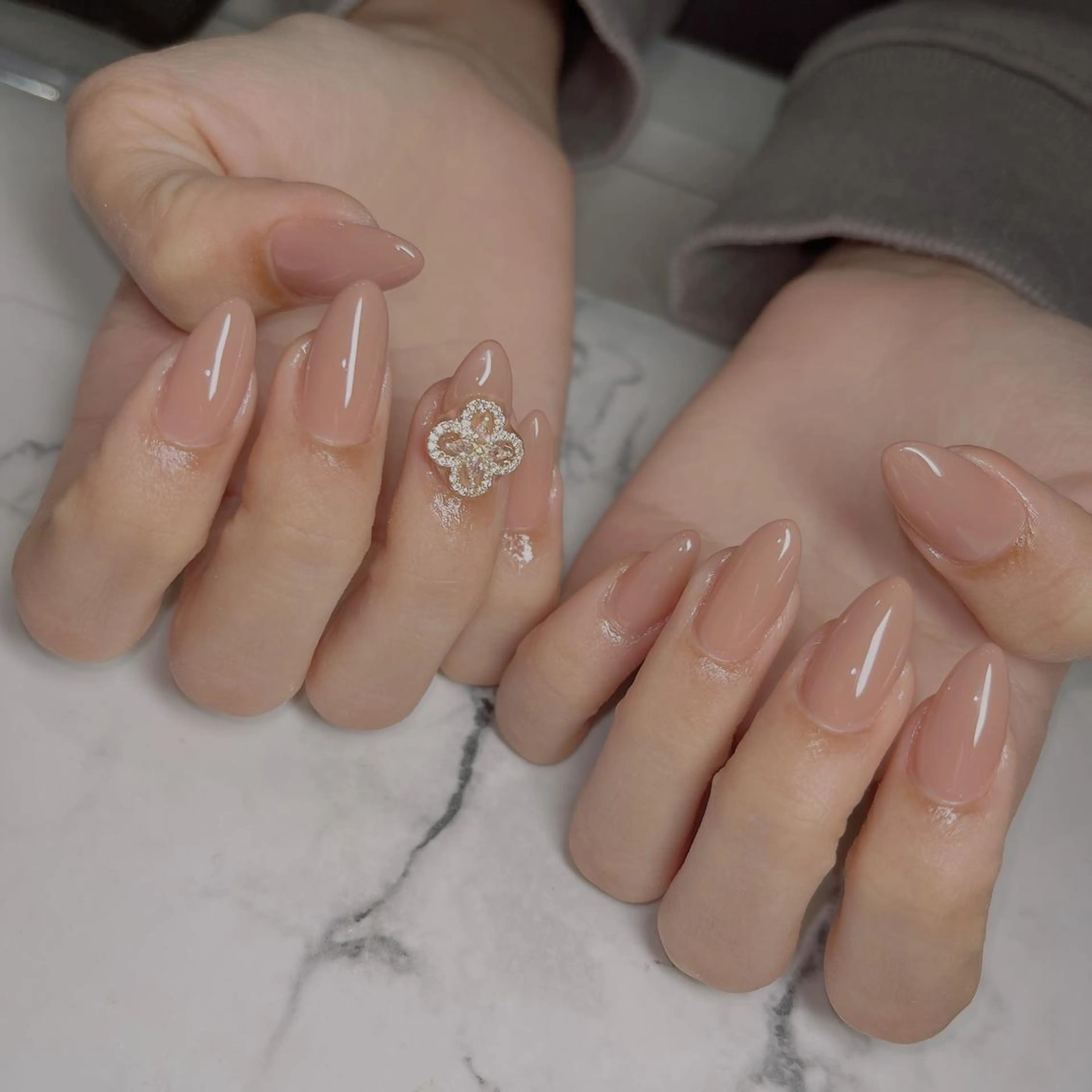 ネイル フットネイル フレンチネイル ジェルネイル ラメ(グリッター) ラメグラデーション ハンドネイル NEO Beauty Salon所属・𝐍𝐄𝐎 𝐉𝐔𝐑𝐈のネイルデザイン