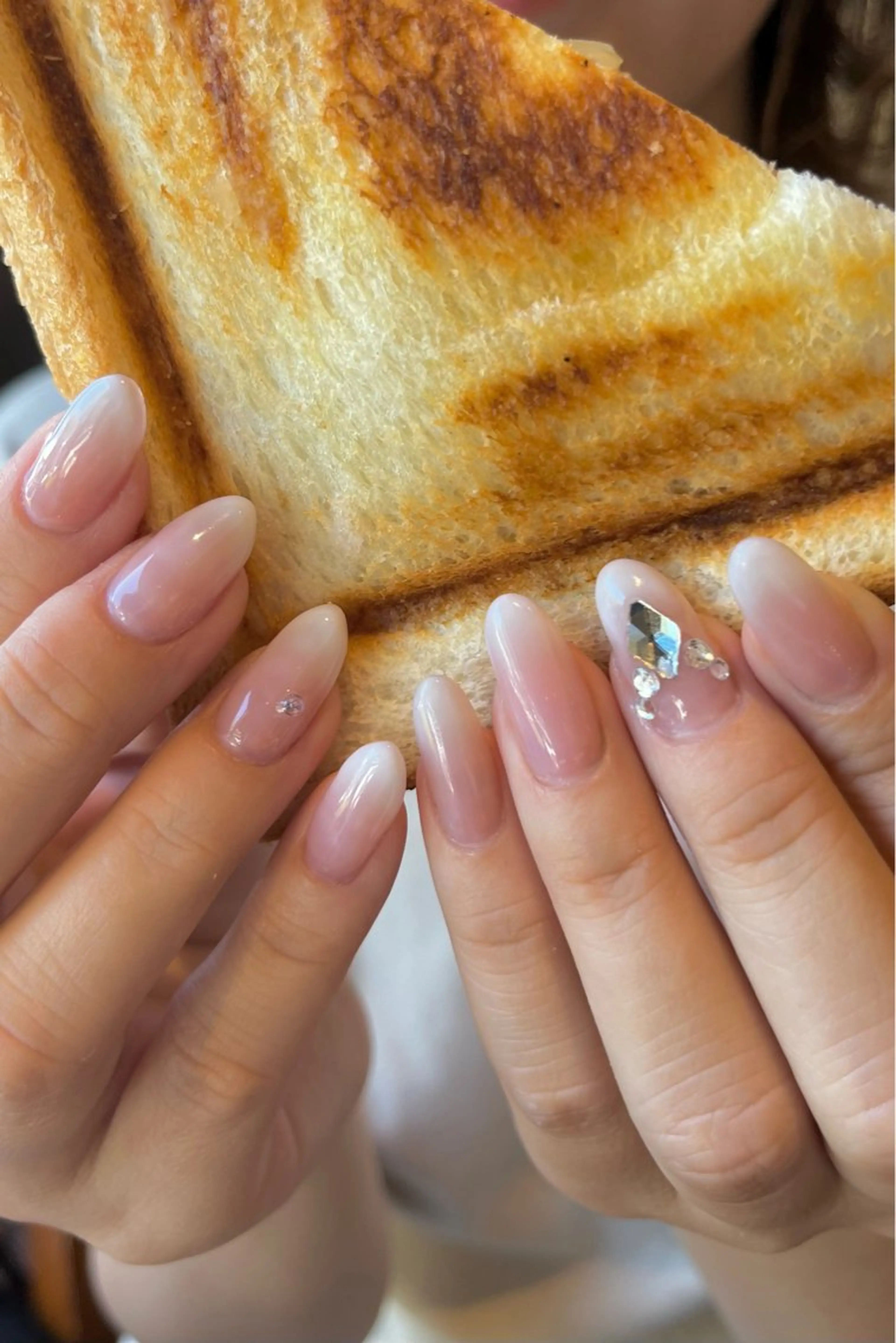 ネイル グラデーション ホワイト Queen nail所属・QUEENNA IL JR寺田町1分のネイルデザイン