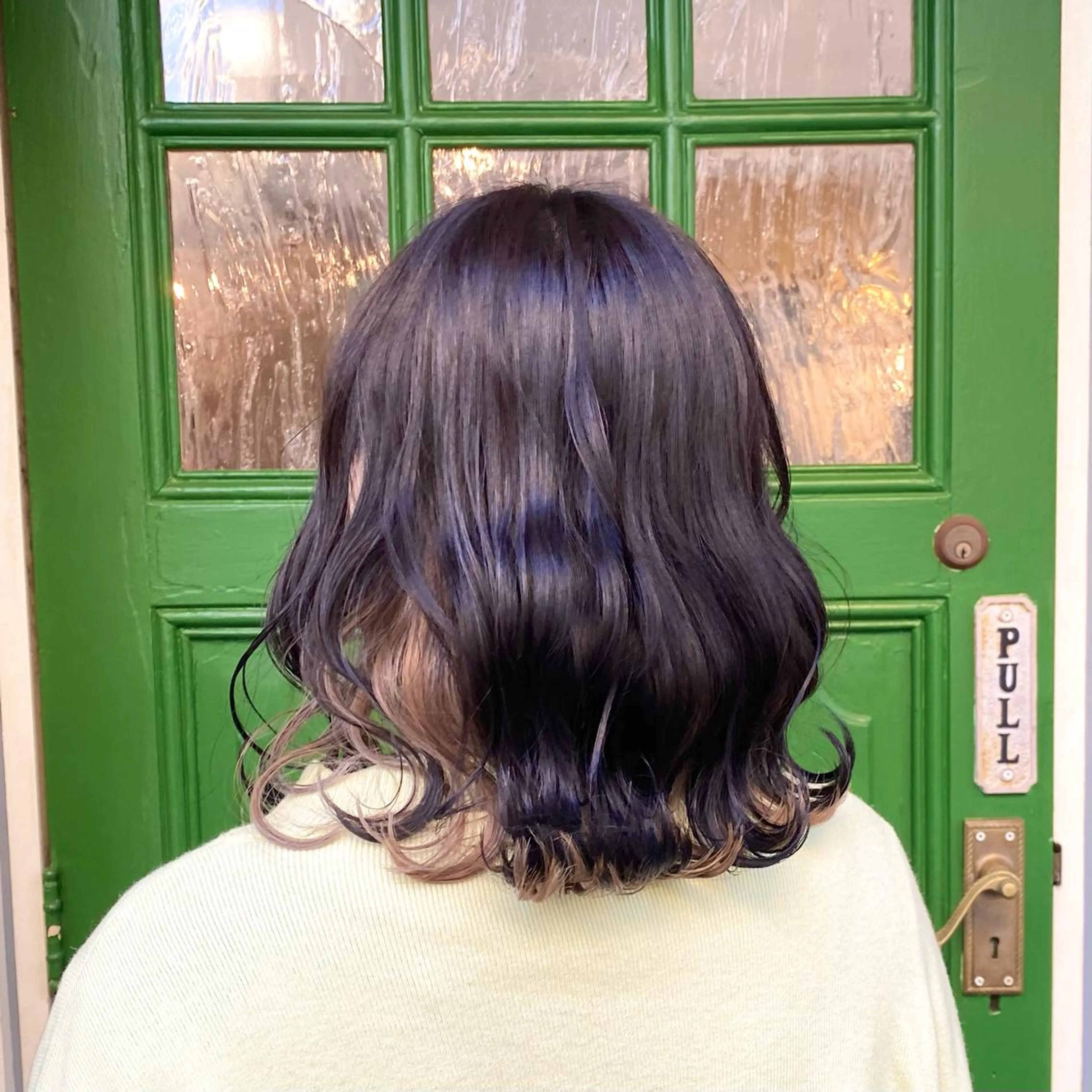 ミディアム カラー ブリーチ ダークシルバー シルバー カット ヘアカラー トリートメント ヘッドスパ BRITS 渡辺 菜々子のヘアスタイル