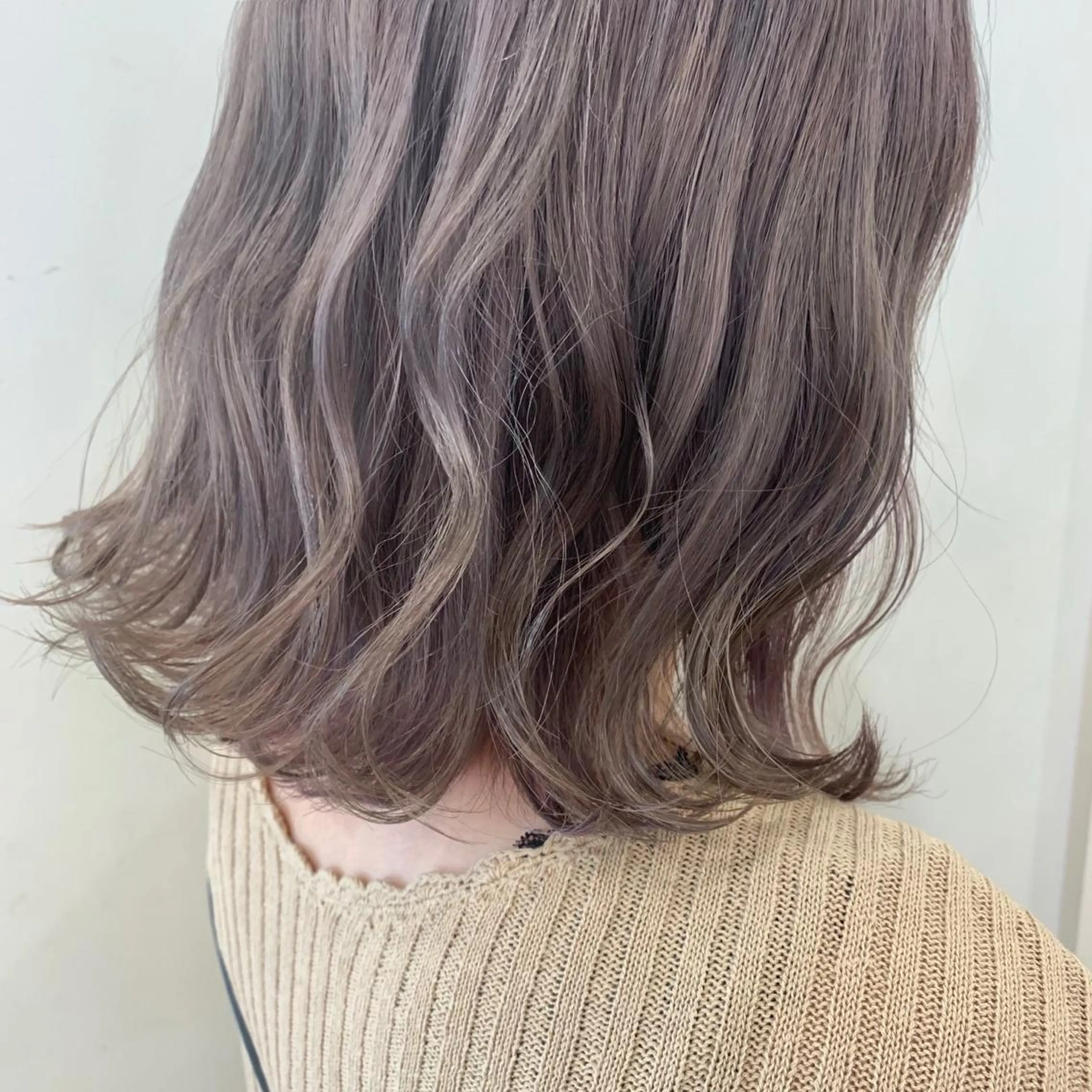 ミディアム カラー ブリーチ グレージュ ラベンダーカラー ラベンダーグレージュ ラベンダーグレー カット ヘアカラー トリートメント ぱつっとボブ/ 小野あかねのその他イメージ