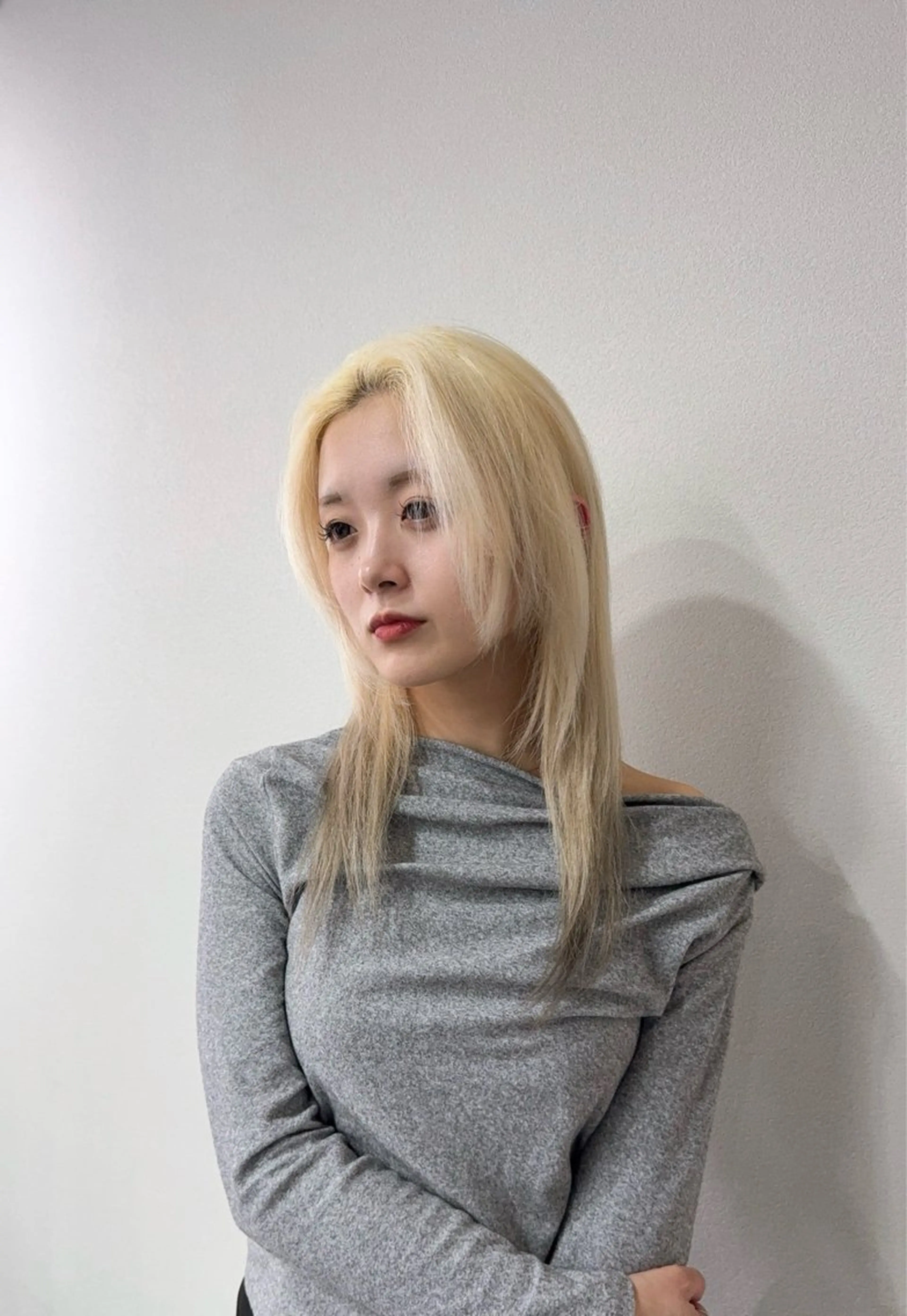 ミディアム カラー ヘアアレンジ ベージュカラー ブリーチ ブロンド デザインカラー ミルクティーベージュ ヘアカラー ハイトーン職人/ ムラ修正/拓真のヘアスタイル