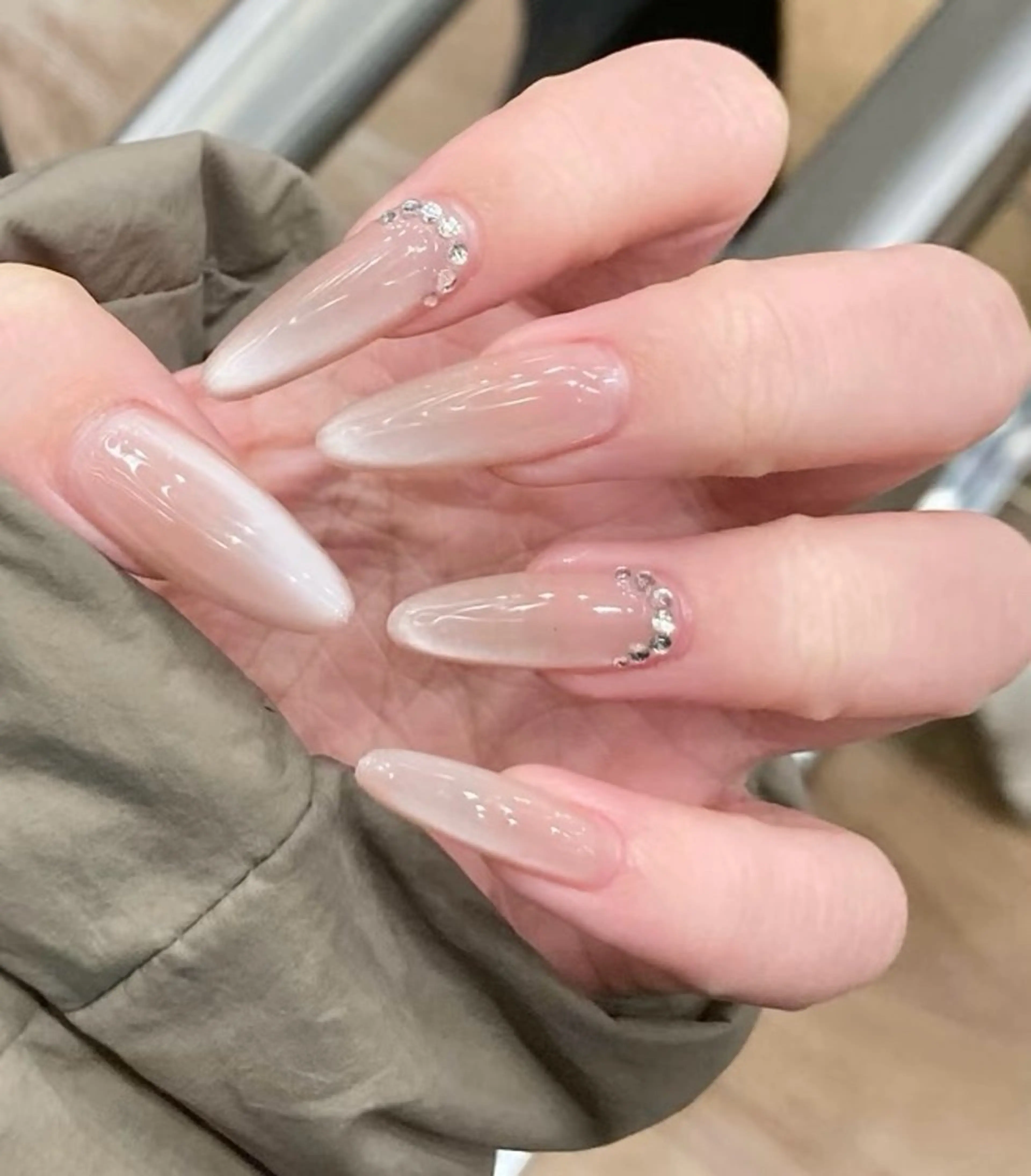 ネイル チークネイル 長さ出し フラワーネイル フレンチネイル ガーリー SunNail池袋駅 ワンホンネイルのネイルデザイン