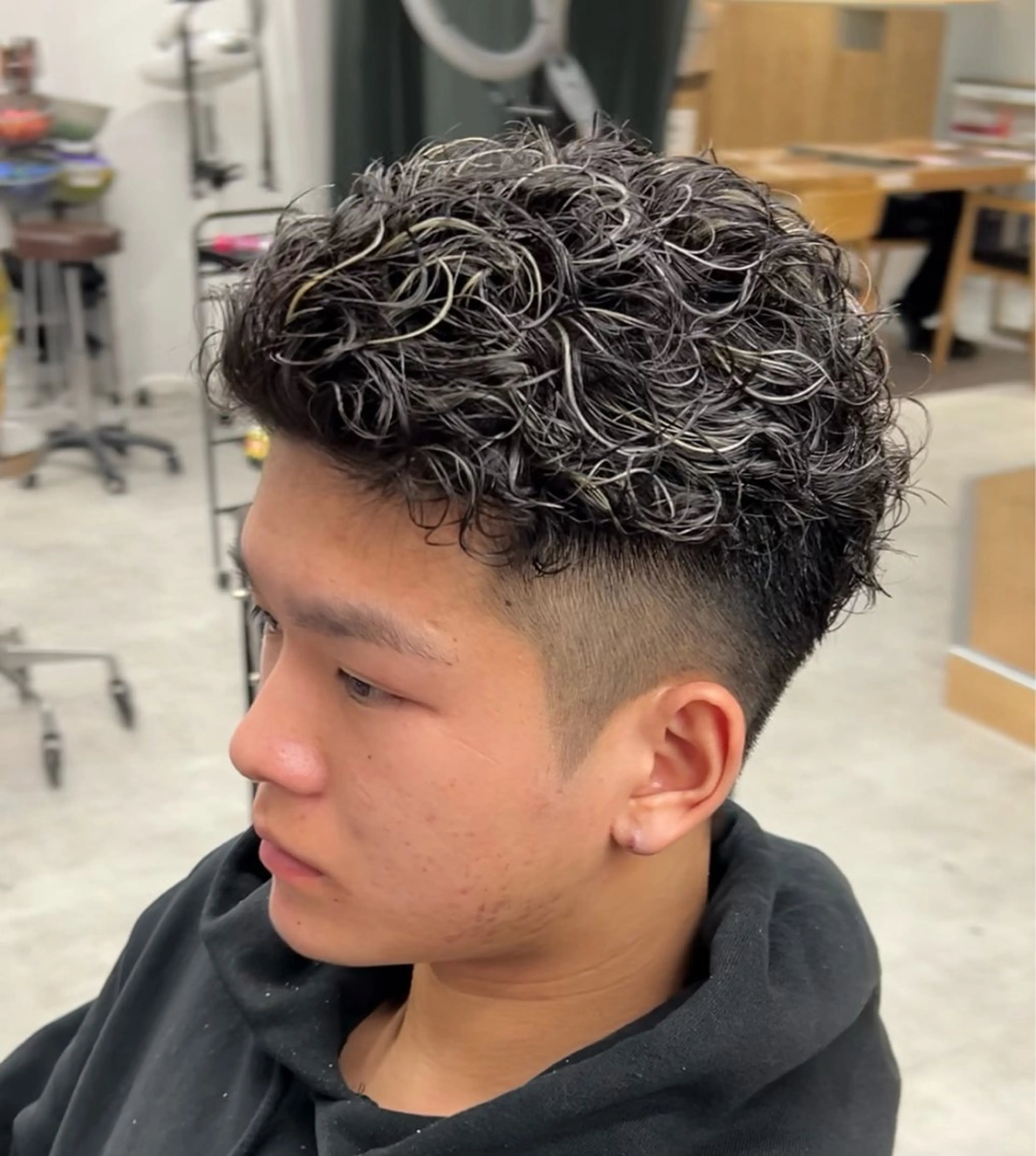 ショート カラー パーマ メンズ オールバック メンズメッシュ メンズパーマ メッシュ スパイラルパーマ メンズパーマ/ 新潟駅/佐藤裕のヘアスタイル