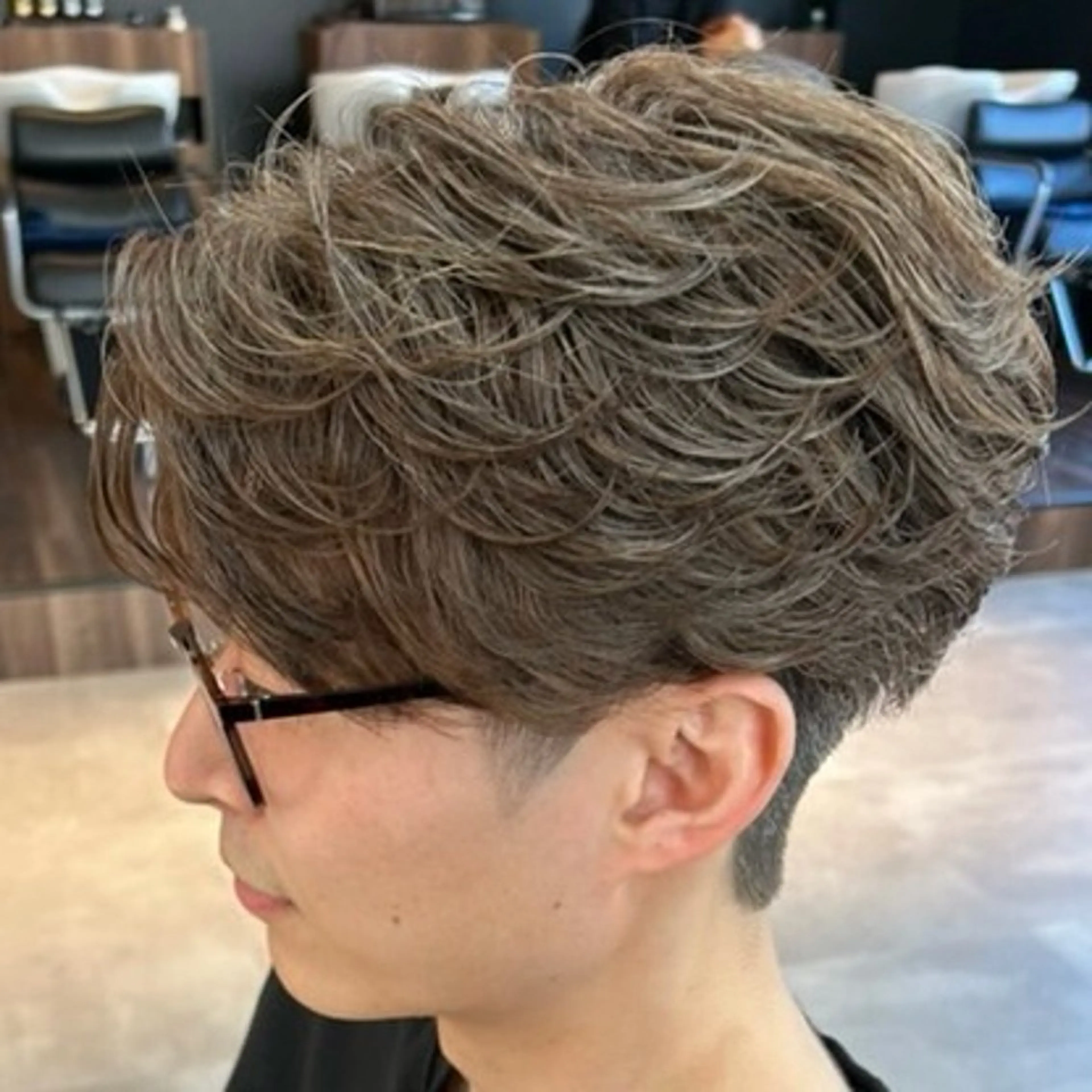 パーマ メンズ センターパート フェザーパーマ メンズ韓国風 メンズパーマ ニュアンスパーマ カット パーマ 男の理想を叶える🔥 メンズパーマ特化｜関のヘアスタイル