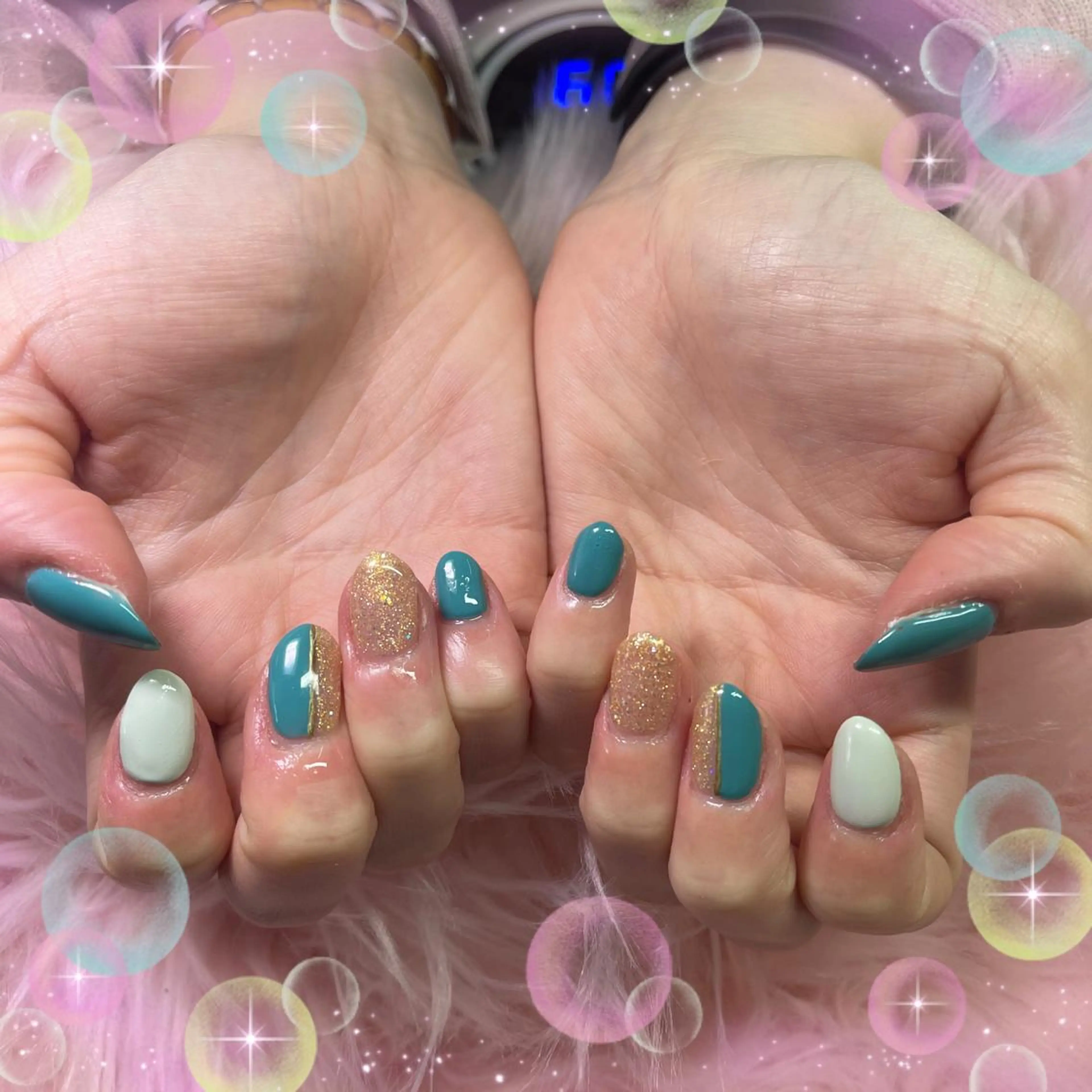 ネイル グリーン キラキラネイル ネイルサロンキュアイスト所属・キュアイスト アコパラジェル調布のネイルデザイン
