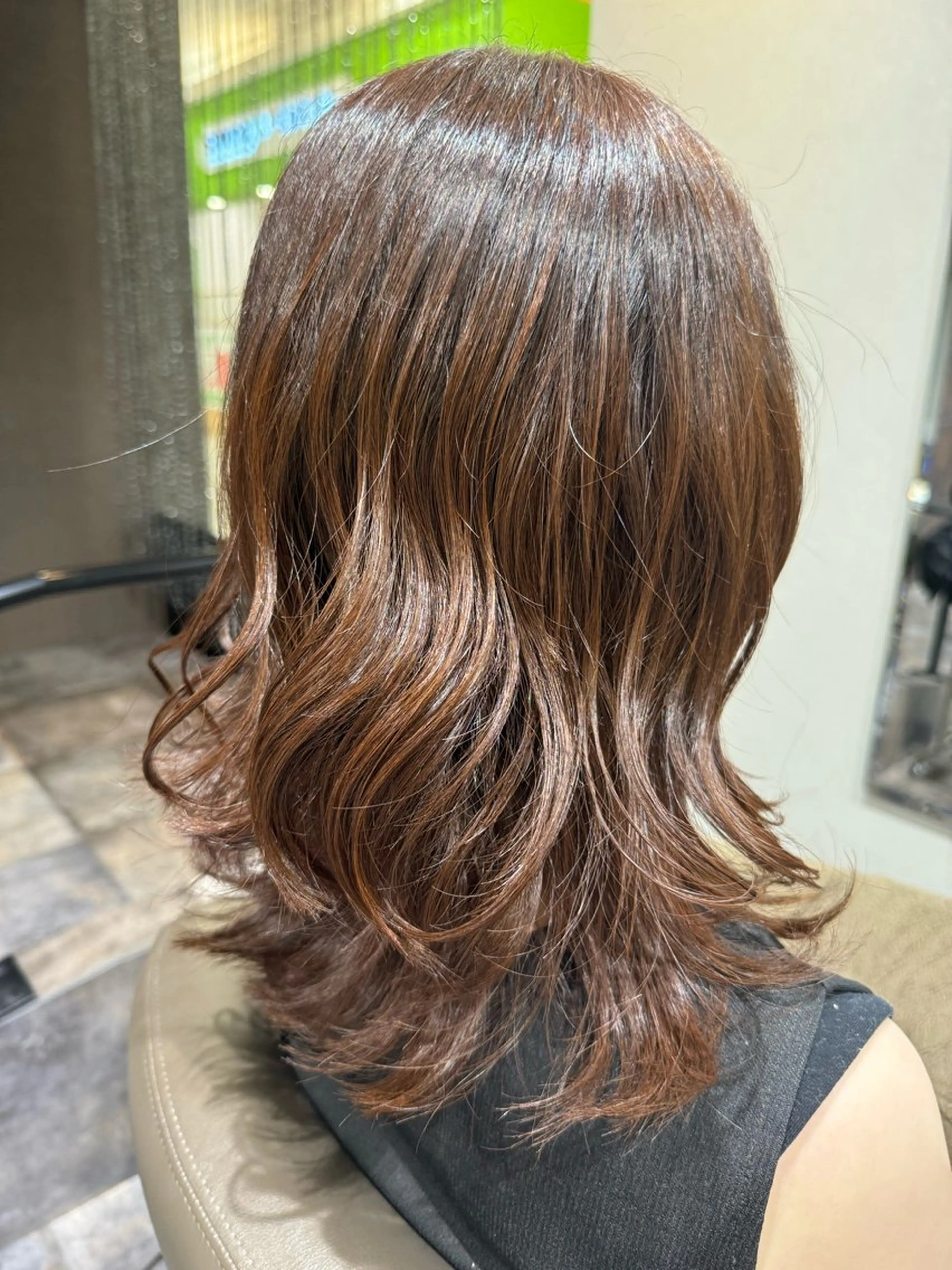 ミディアム カラー 岡村 真琴のヘアスタイル