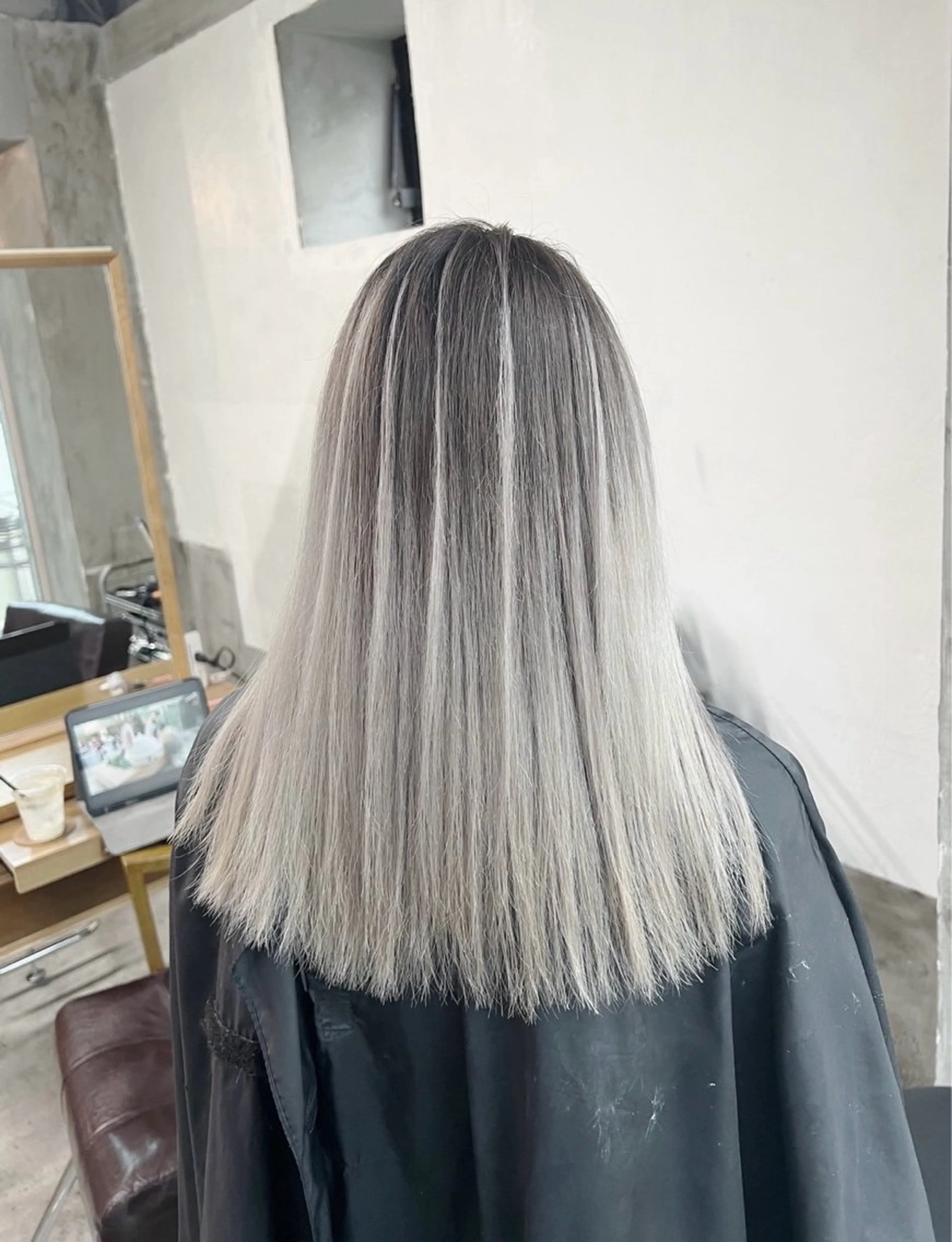 ミディアム カラー バレイヤージュ シルバー ホワイトシルバー レイヤーカット ヘアカラー トリートメント ROBIN所属・指名数No.1 /NAOYAのヘアスタイル