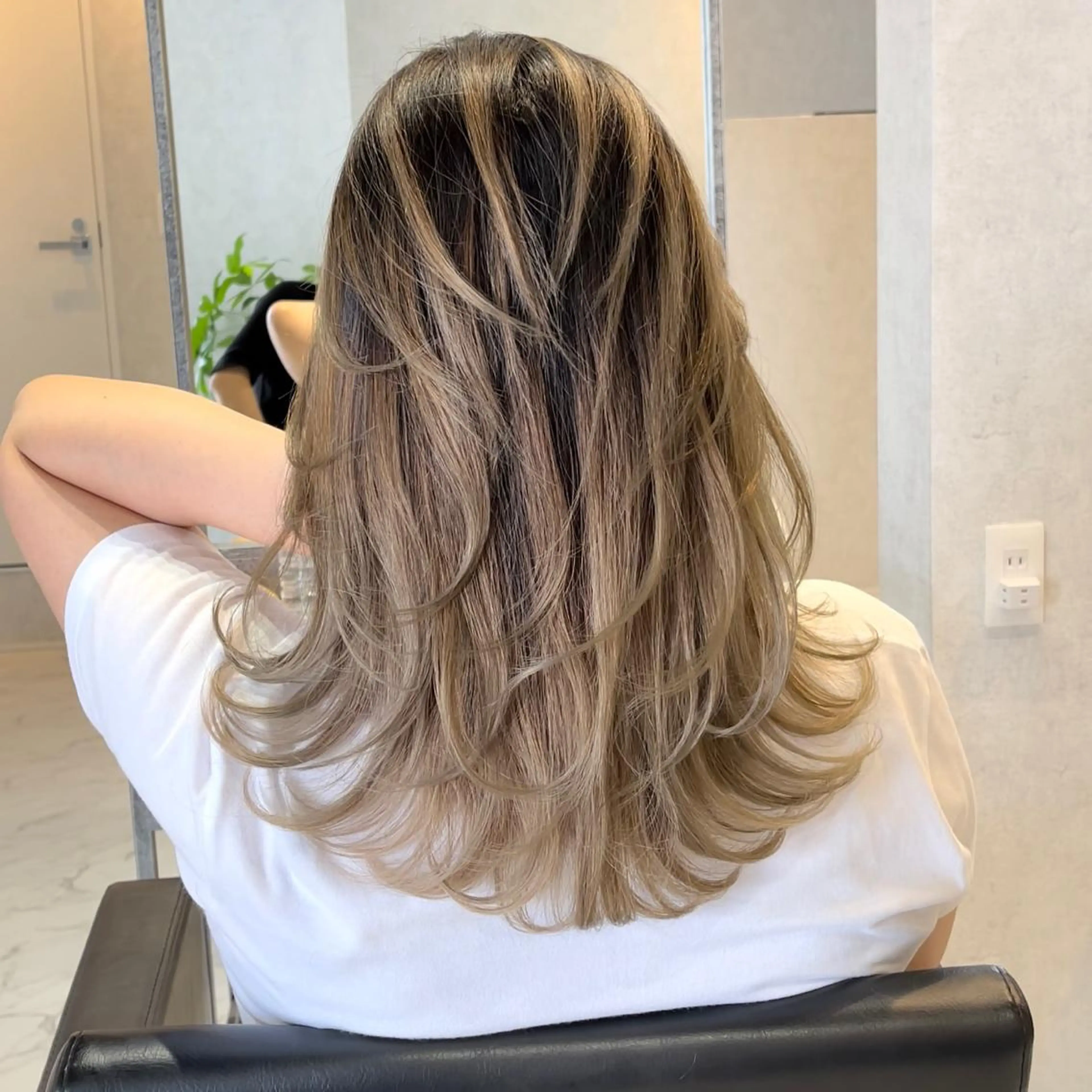 ミディアム カラー ヘアアレンジ バレイヤージュ デザインカラー ハイライトカラー 外国人風カラー ハイライト カット ヘアカラー トリートメント アンドウ ユウ/ レイヤーカット/韓国のヘアスタイル