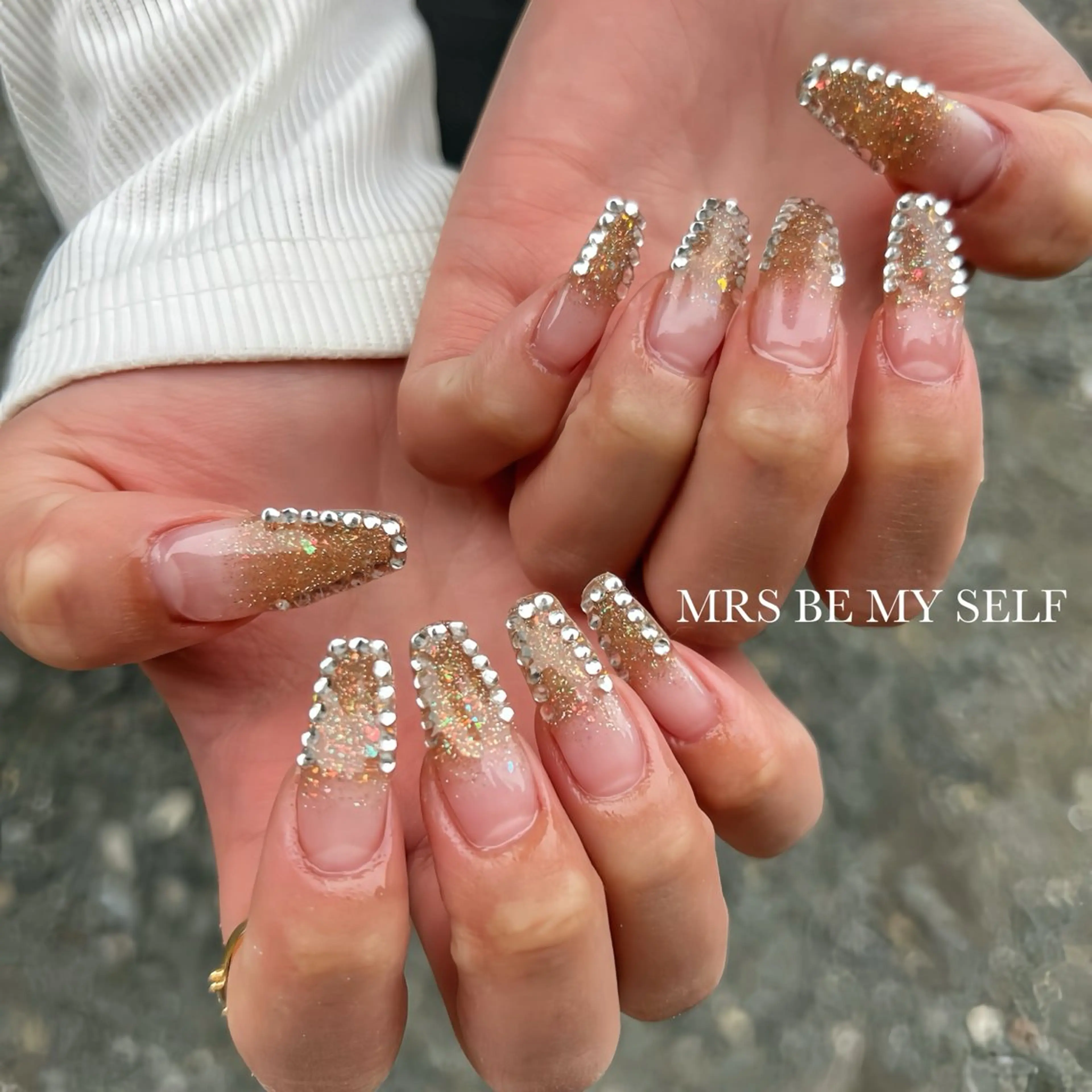 ネイル フラッシュネイル グラデーション キラキラネイル ロングネイル ストーンネイル MRS/ miyu🎀のネイルデザイン