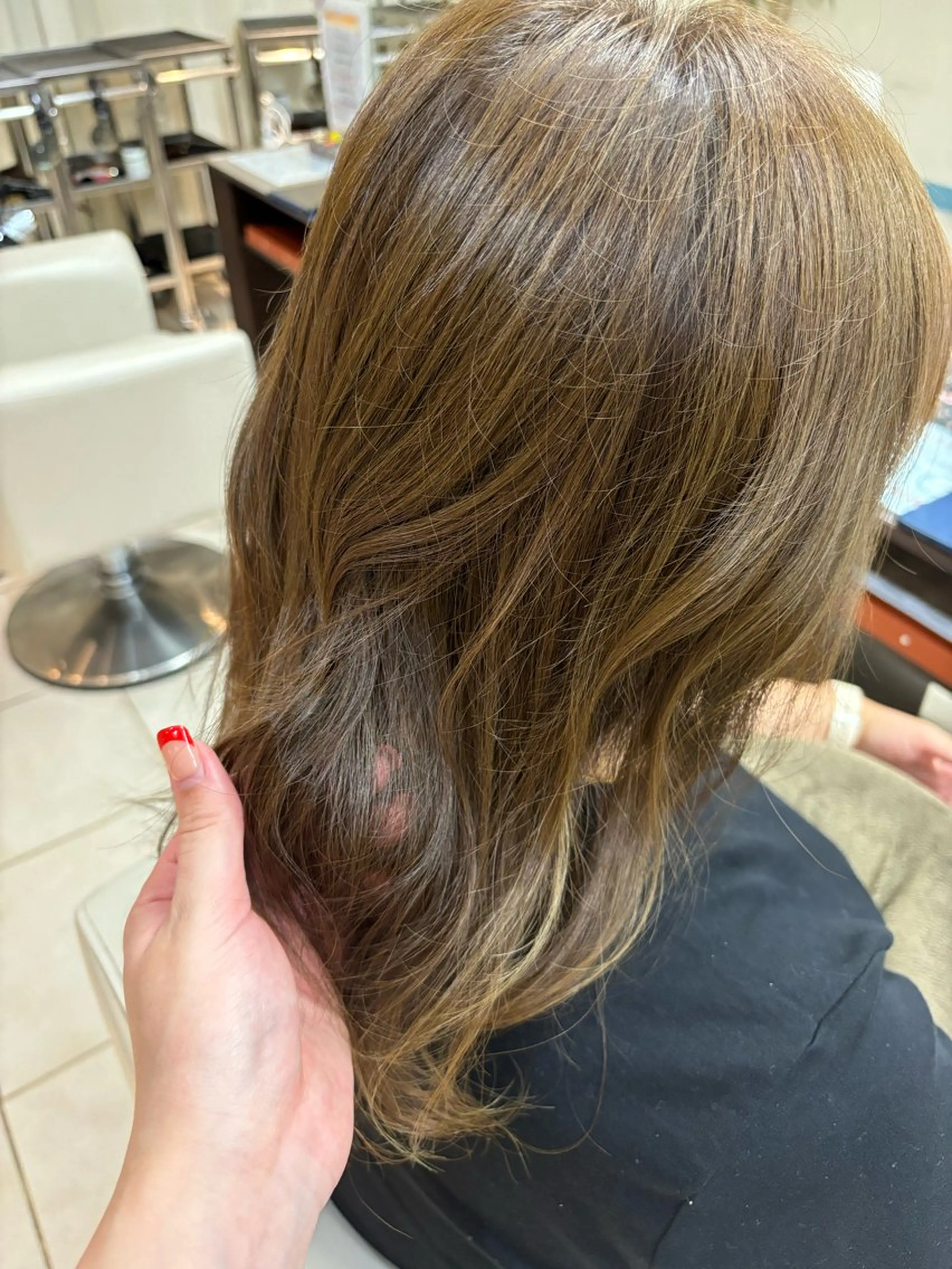 ミディアム カラー 伊藤 杏奈のヘアスタイル