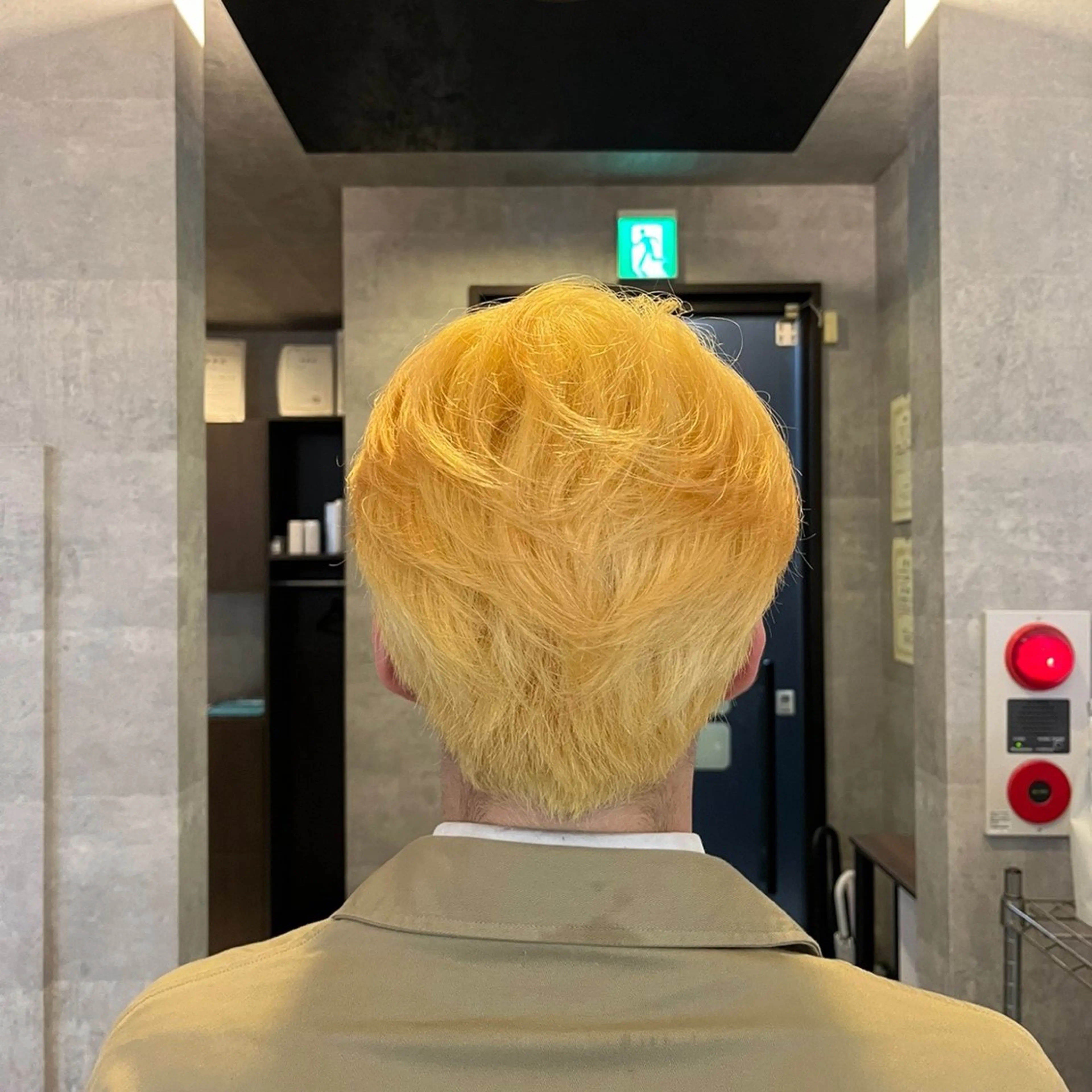 ショート カラー ブリーチ 抜きっぱなしブロンド イロアイヘアー Renのヘアスタイル