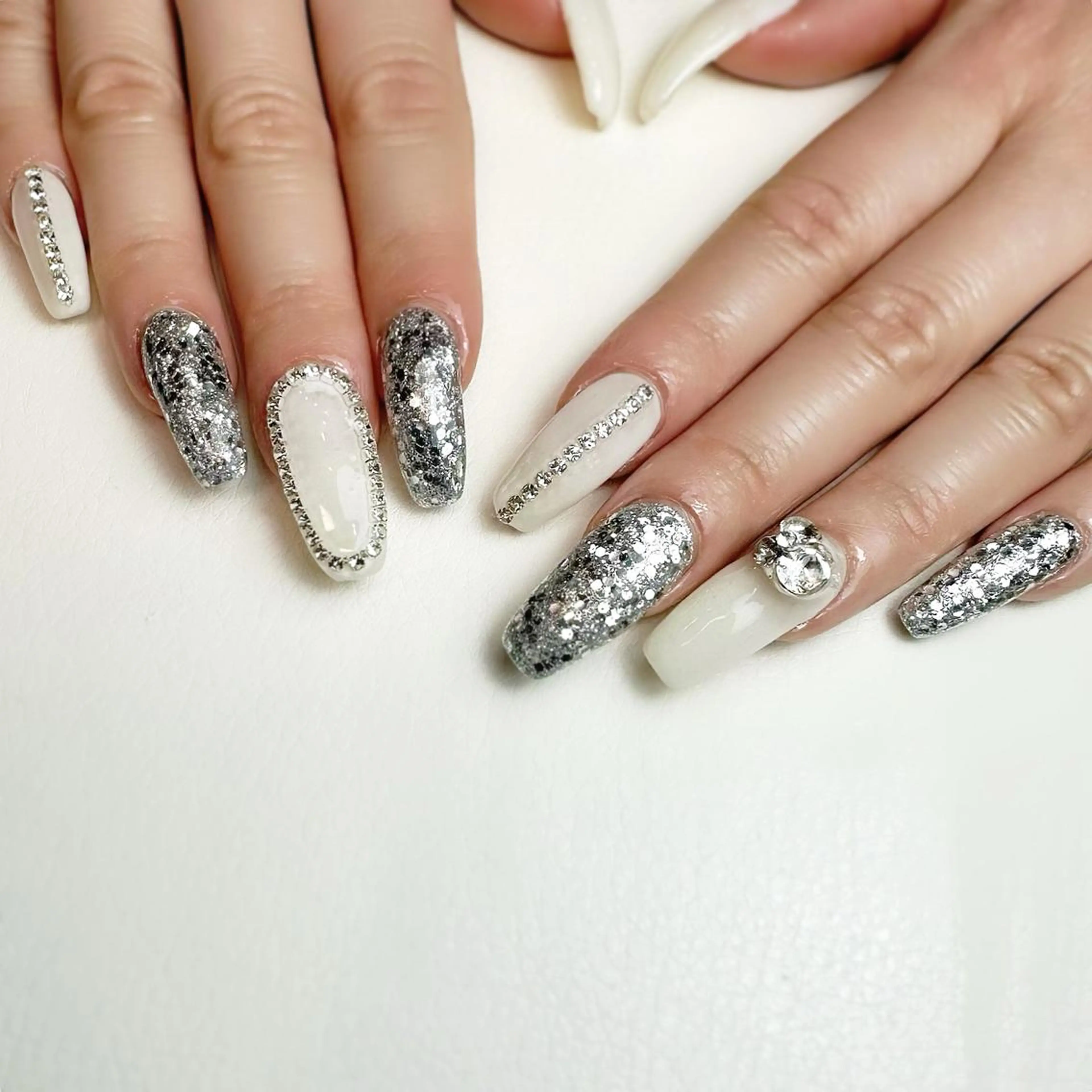 ネイル ラメ(グリッター) シルバー ストーンネイル ホワイト ハンドネイル Nail ameria megu所属・ameria meguのネイルデザイン