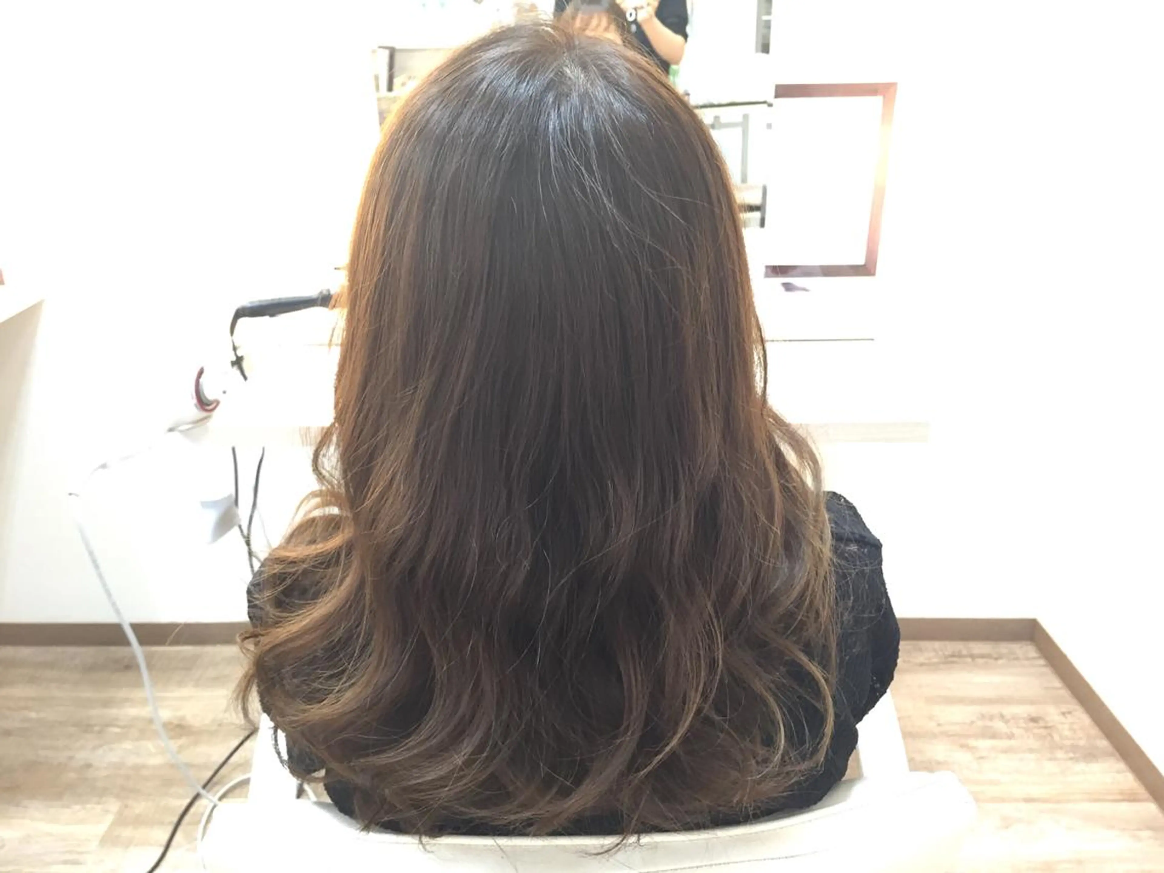 セミロング カラー ブローチェ マカナ所属・三瓶 眞実子のヘアスタイル