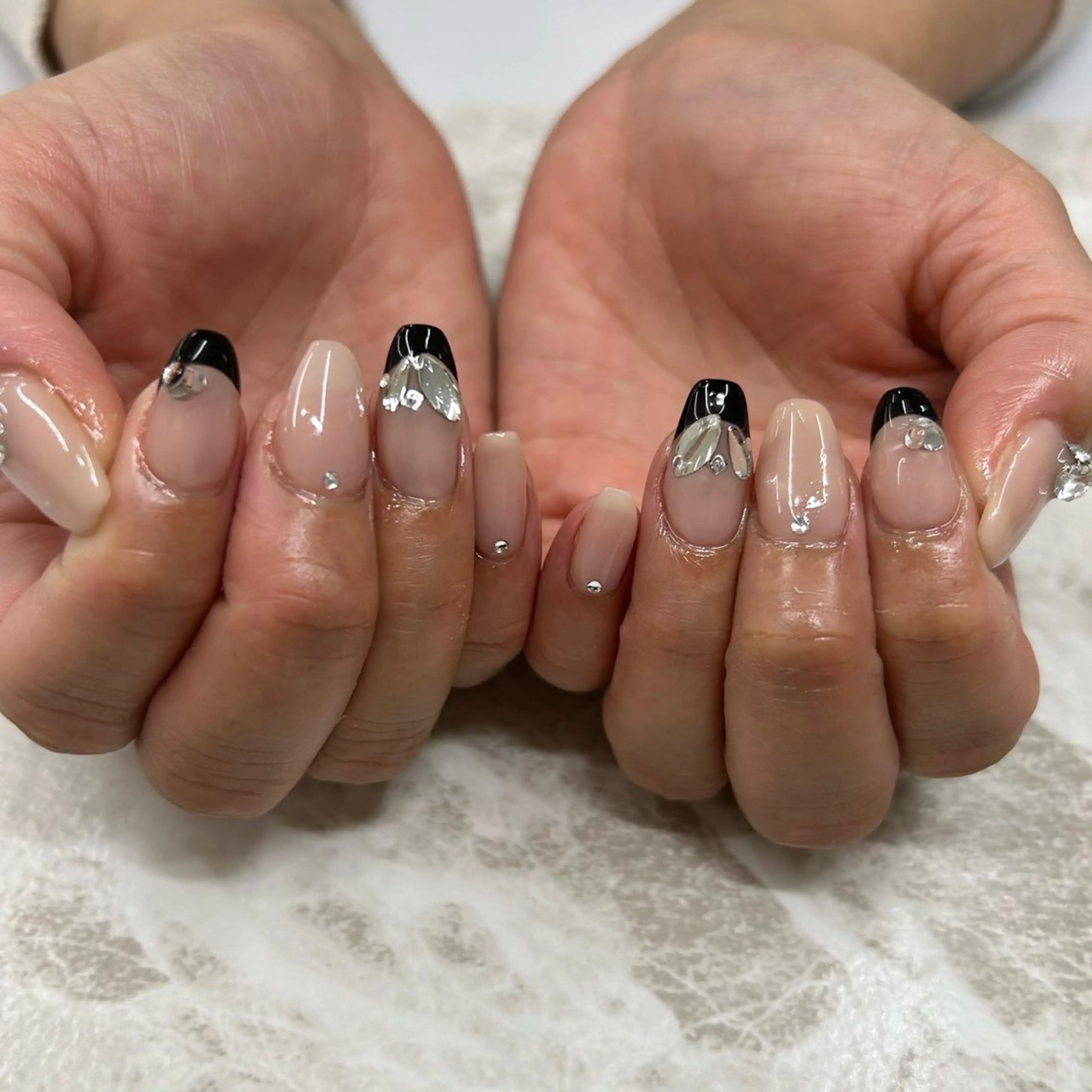 ネイル フレンチネイル キラキラネイル 持ち込み ハンドネイル nailsalon meteor所属・METEOR💫 staffのネイルデザイン