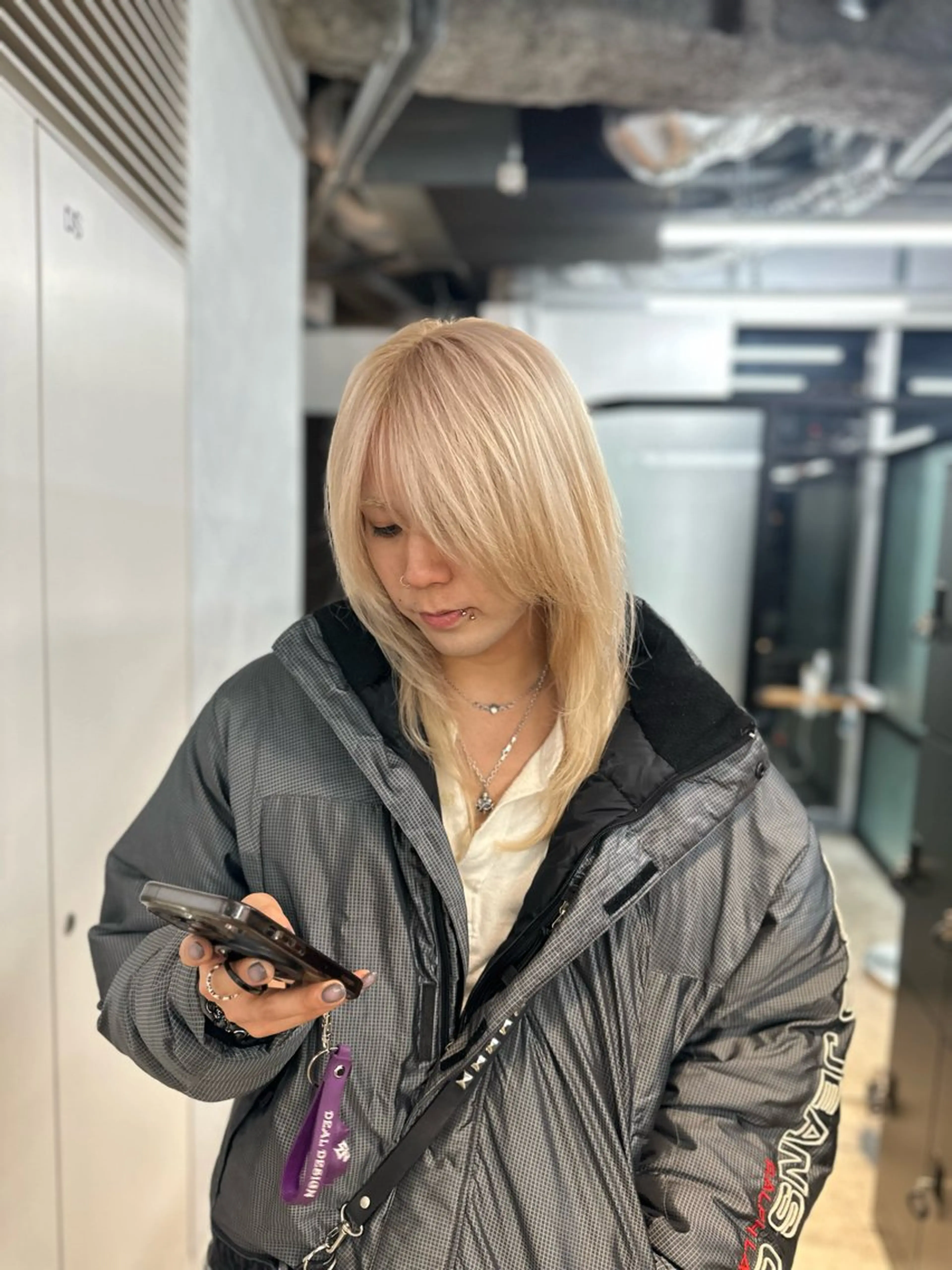 セミロング カラー ベージュカラー ブリーチ ブロンド ブロンドベージュ ヘアカラー トリートメント DX渋谷所属・カラー特化美容師 サトウリュウマのヘアスタイル