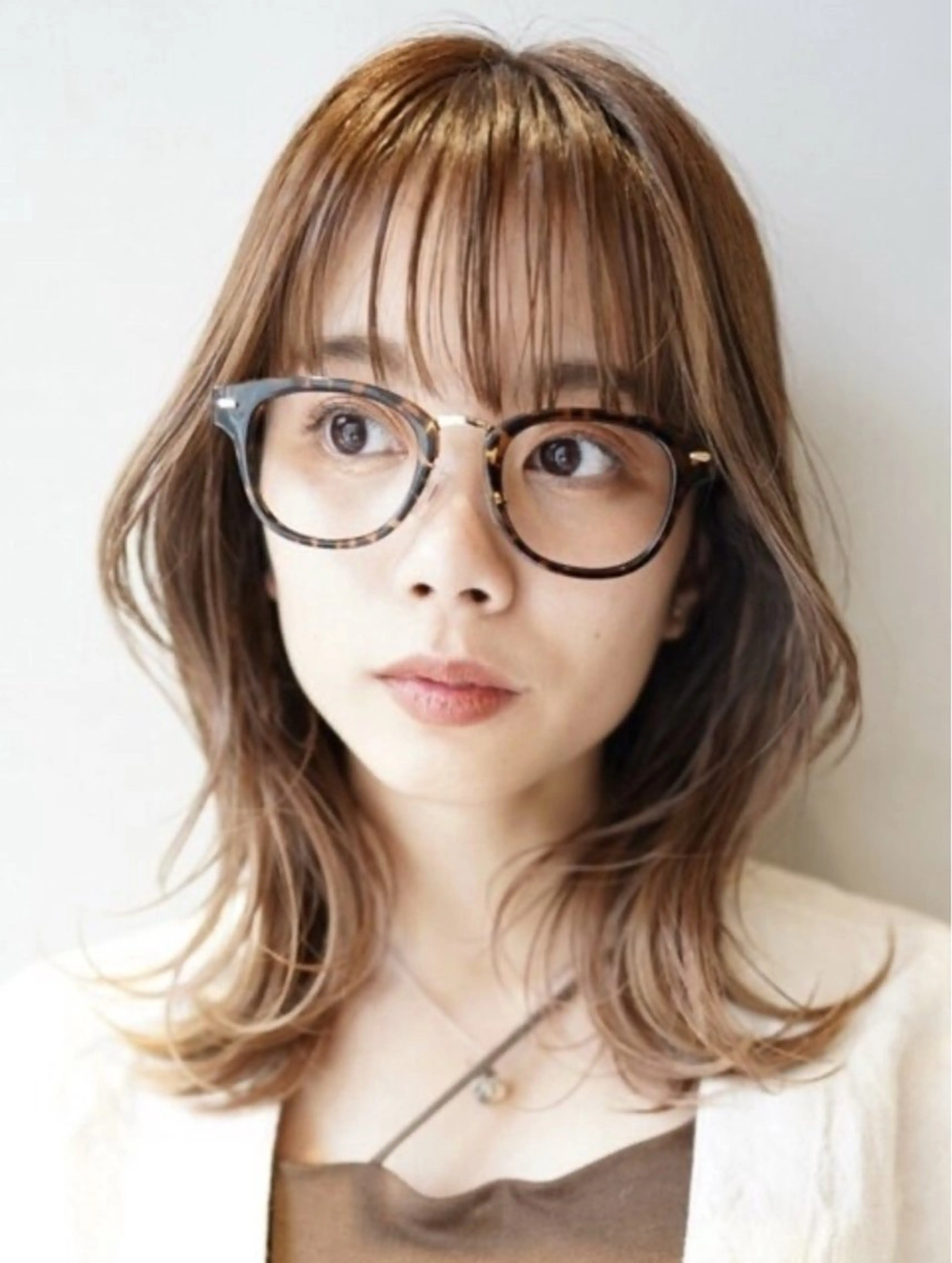 ミディアム カラー ヘアカラー ニュアンスパーマ/ 毛流れ/ハイトーンのヘアスタイル