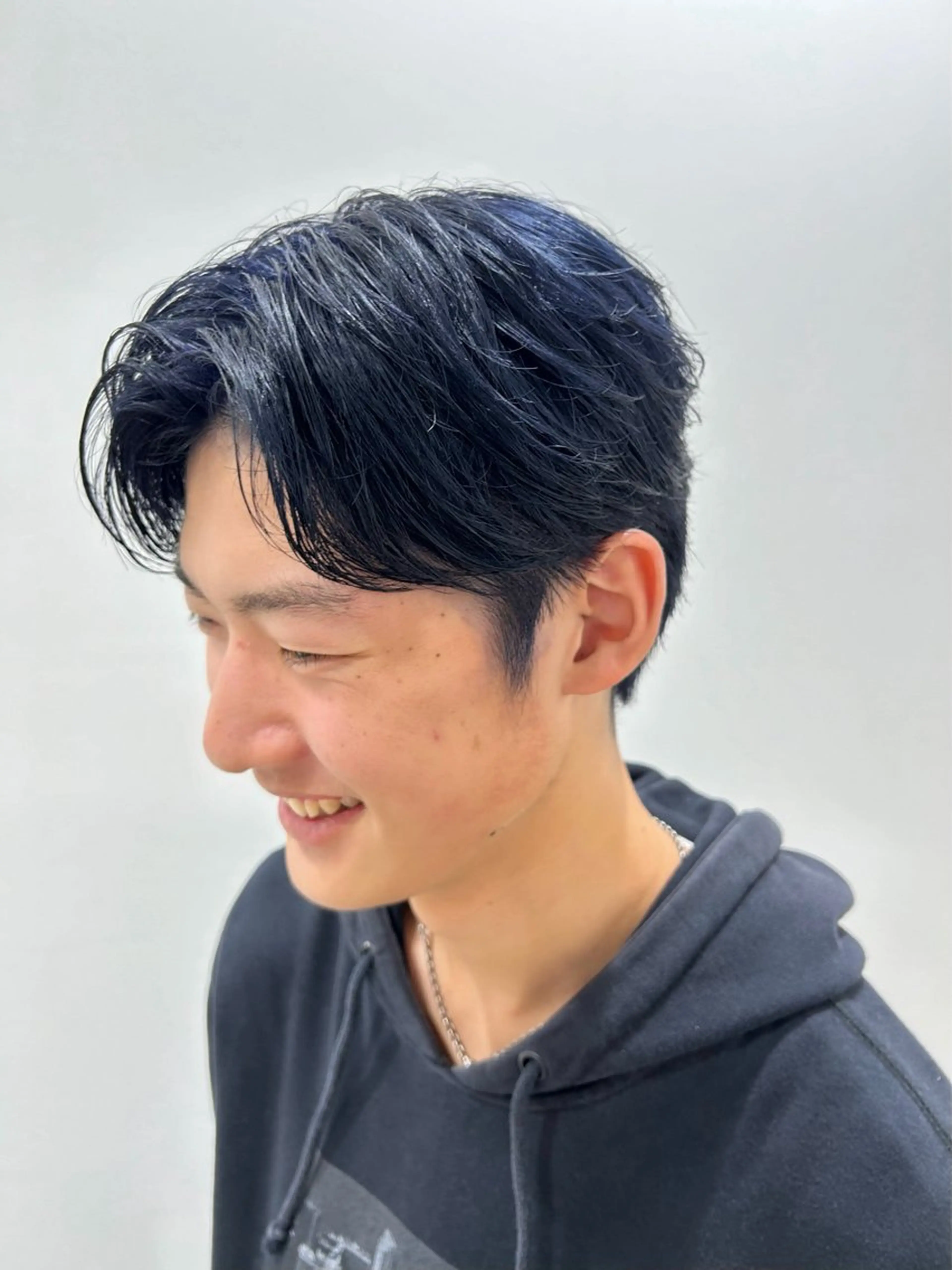 カラー メンズ センターパート 黒髪 ブルーカラー ブルーブラック 透明感カラー カット ヘアカラー トリートメント 片山 仁のヘアスタイル