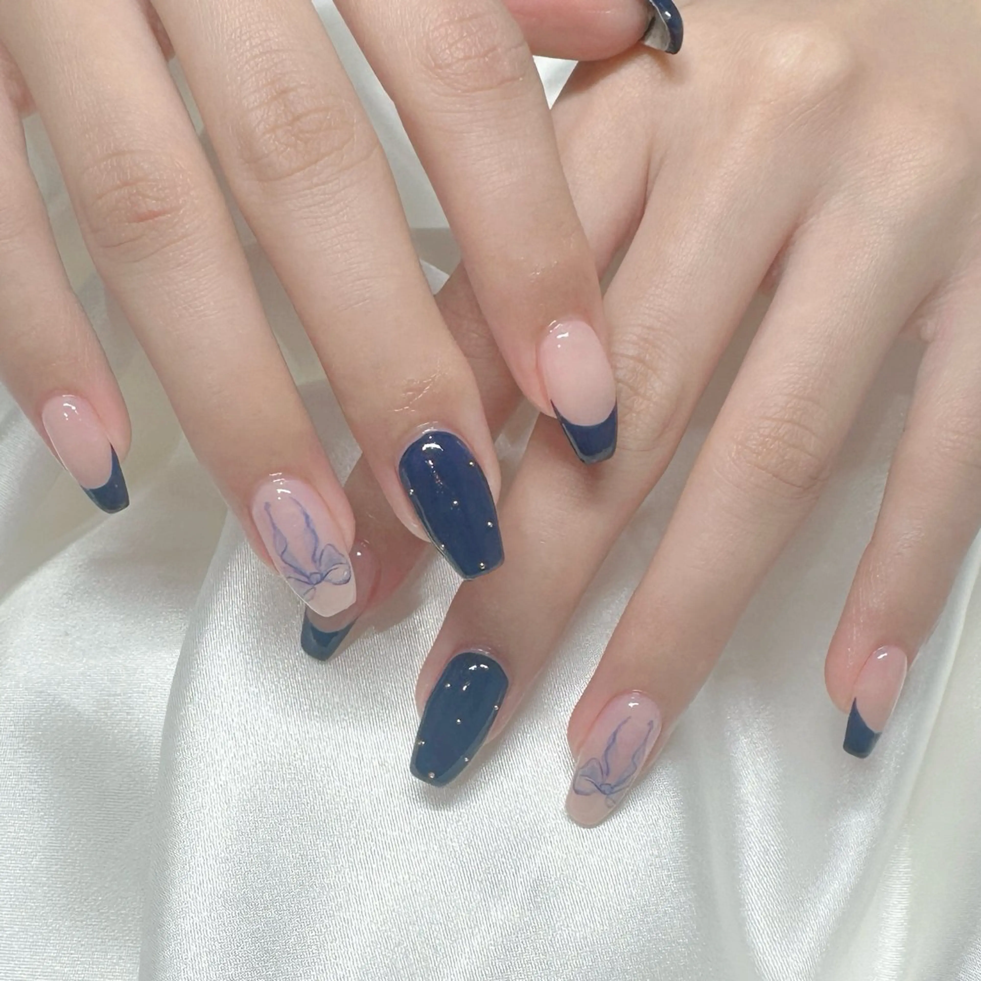 ネイル ドット フレンチネイル 韓国ネイル ネイビー リボン ハンドネイル L'oeillet所属・L'oeillet HIBIKIのネイルデザイン