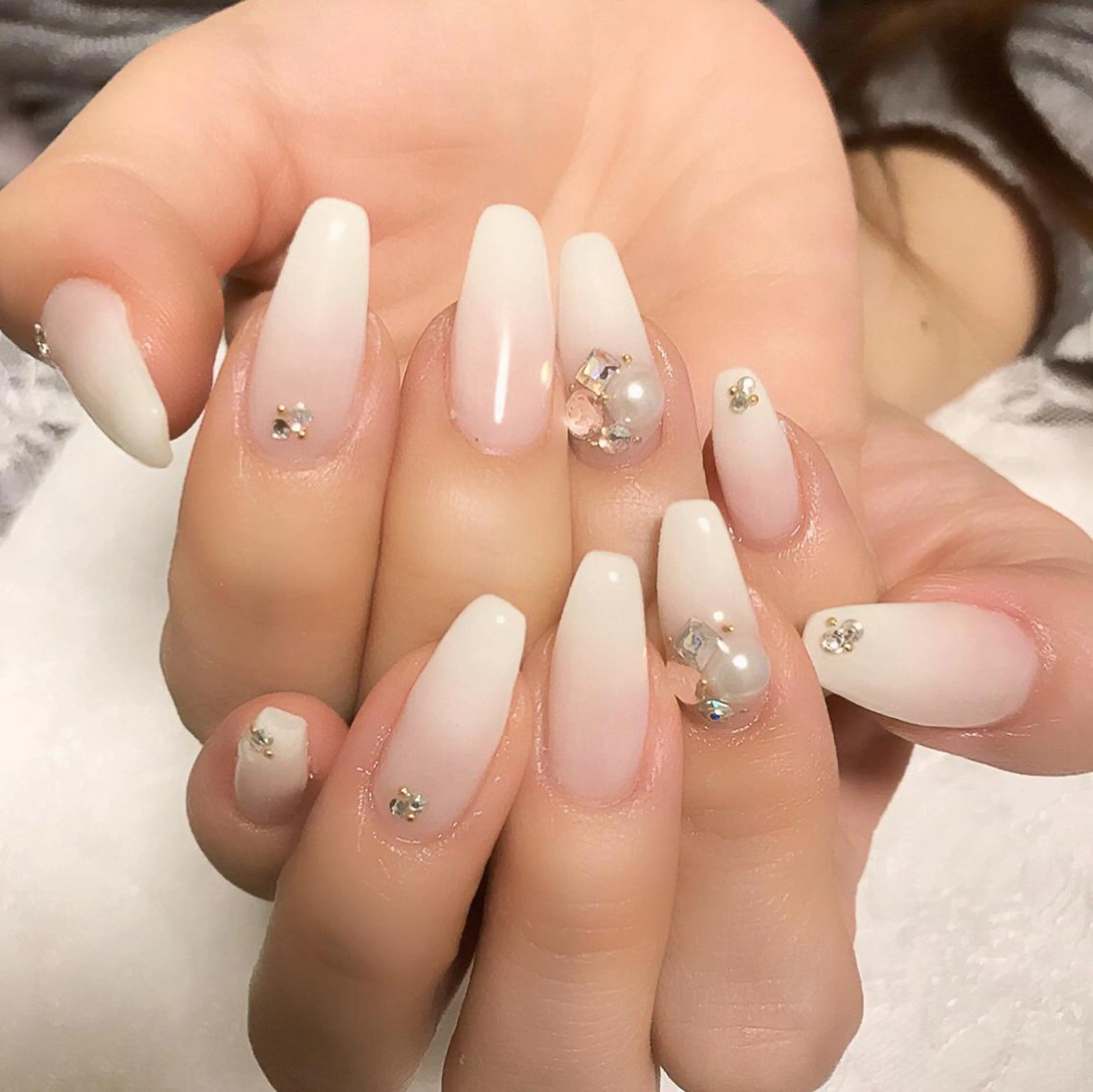 ネイル グラデーション シンプルネイル ストーンネイル yumnail (ネイル&脱毛)のエステ・リラクイメージ