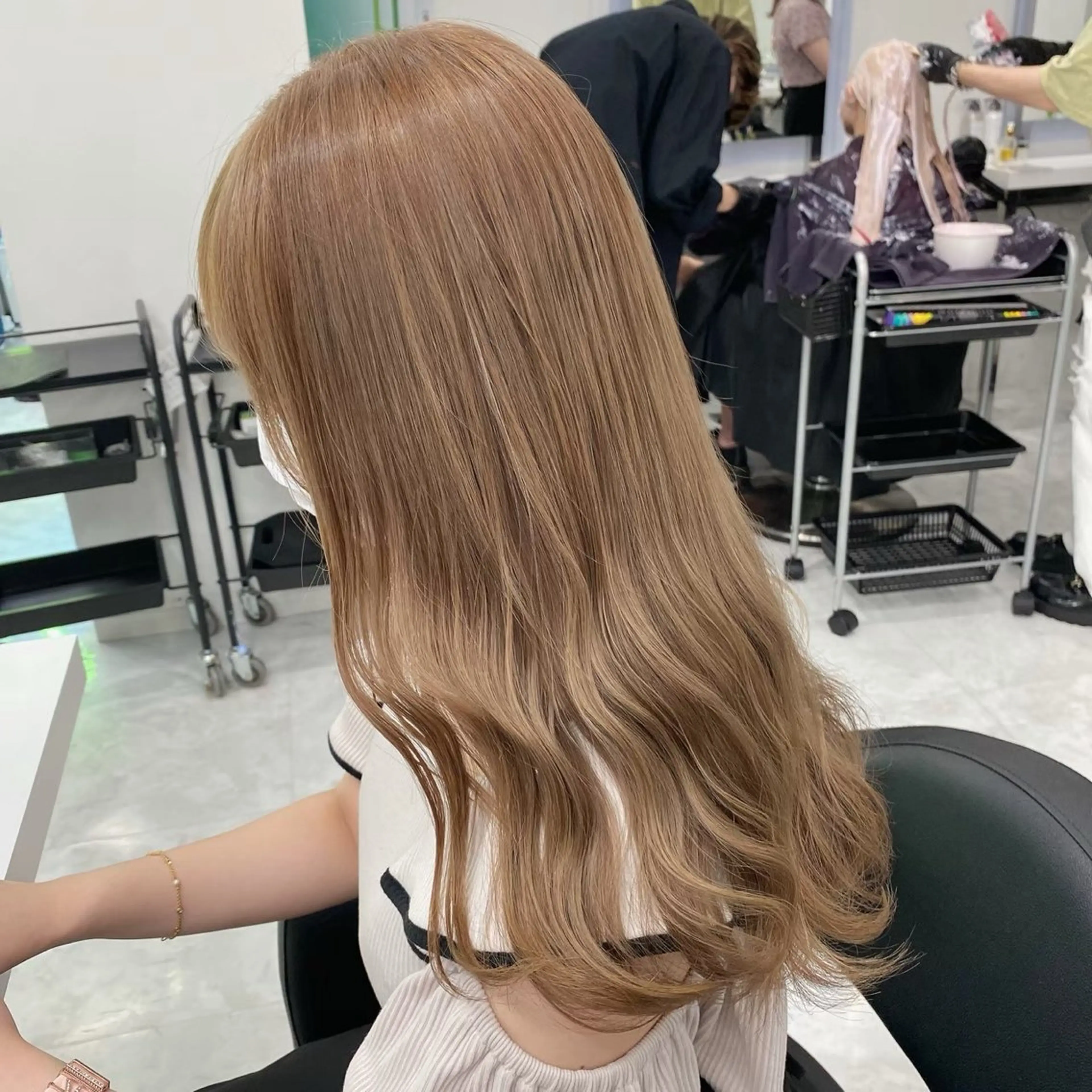 カラー 🩵ダメージレス艶感 ハイトーン🩷のヘアスタイル