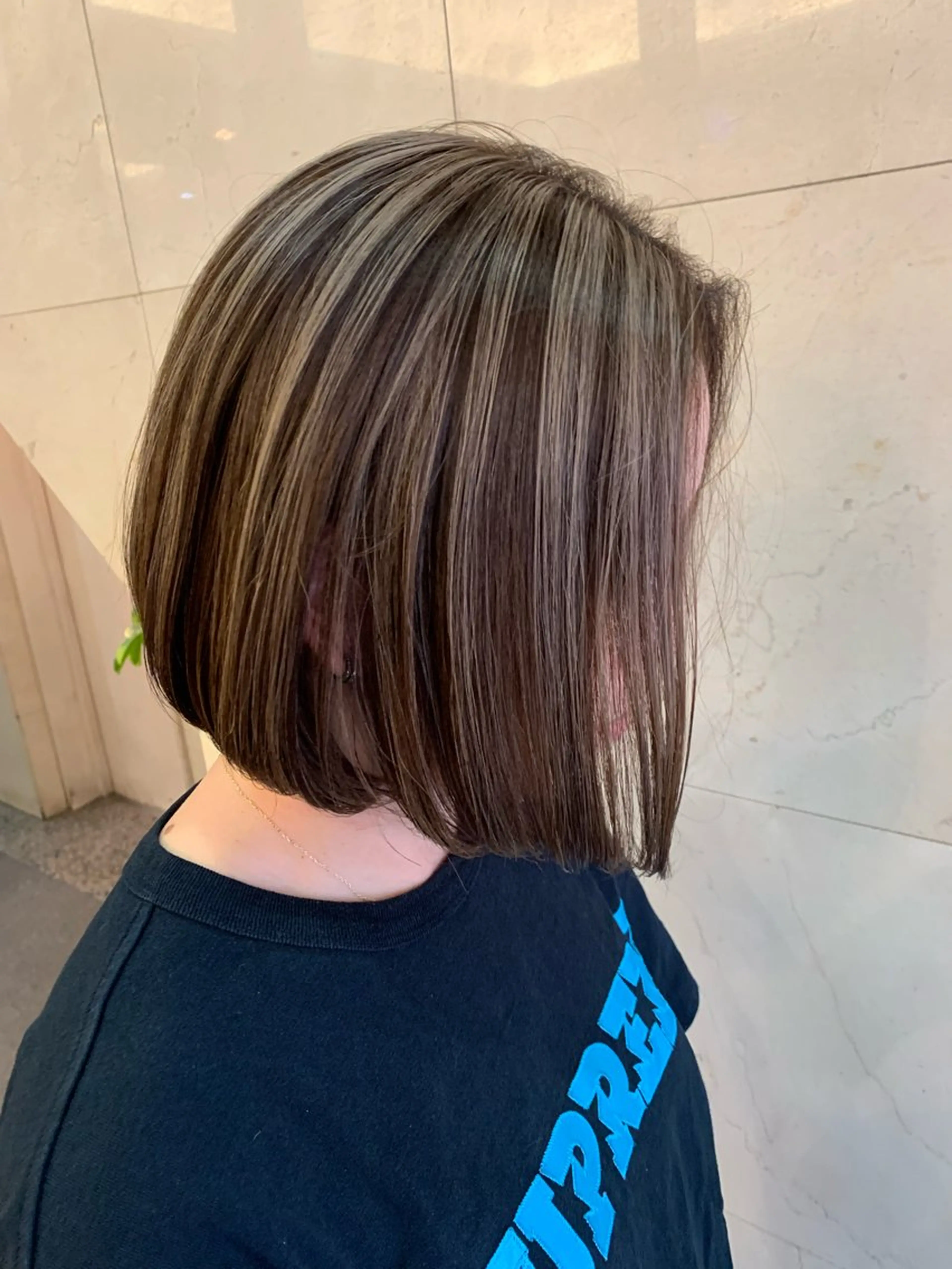 白髪ぼかしハイライト撮影モデルの写真