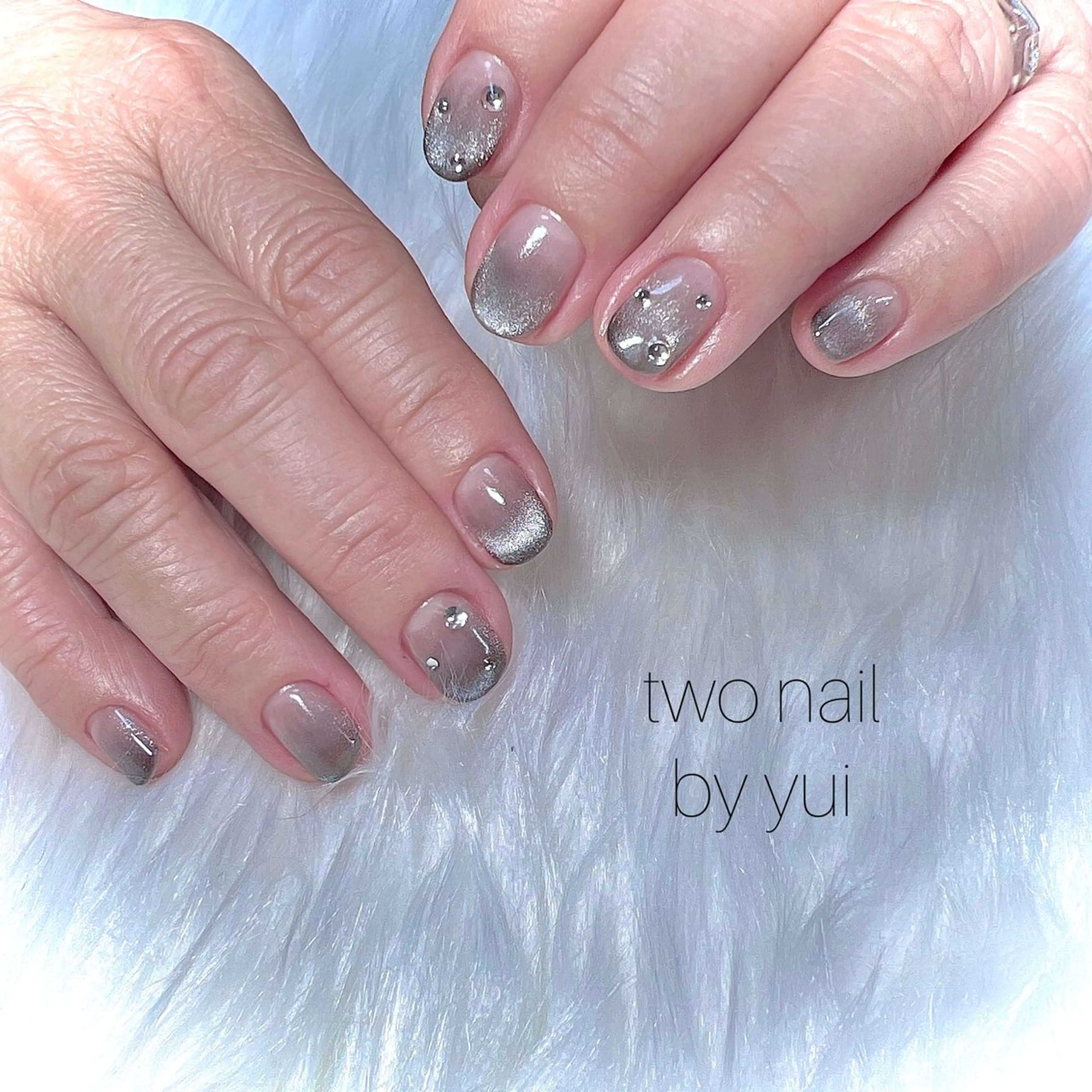 ネイル キラキラネイル マグネットネイル ネイルチップ ホワイト ハンドネイル two nailのネイルデザイン