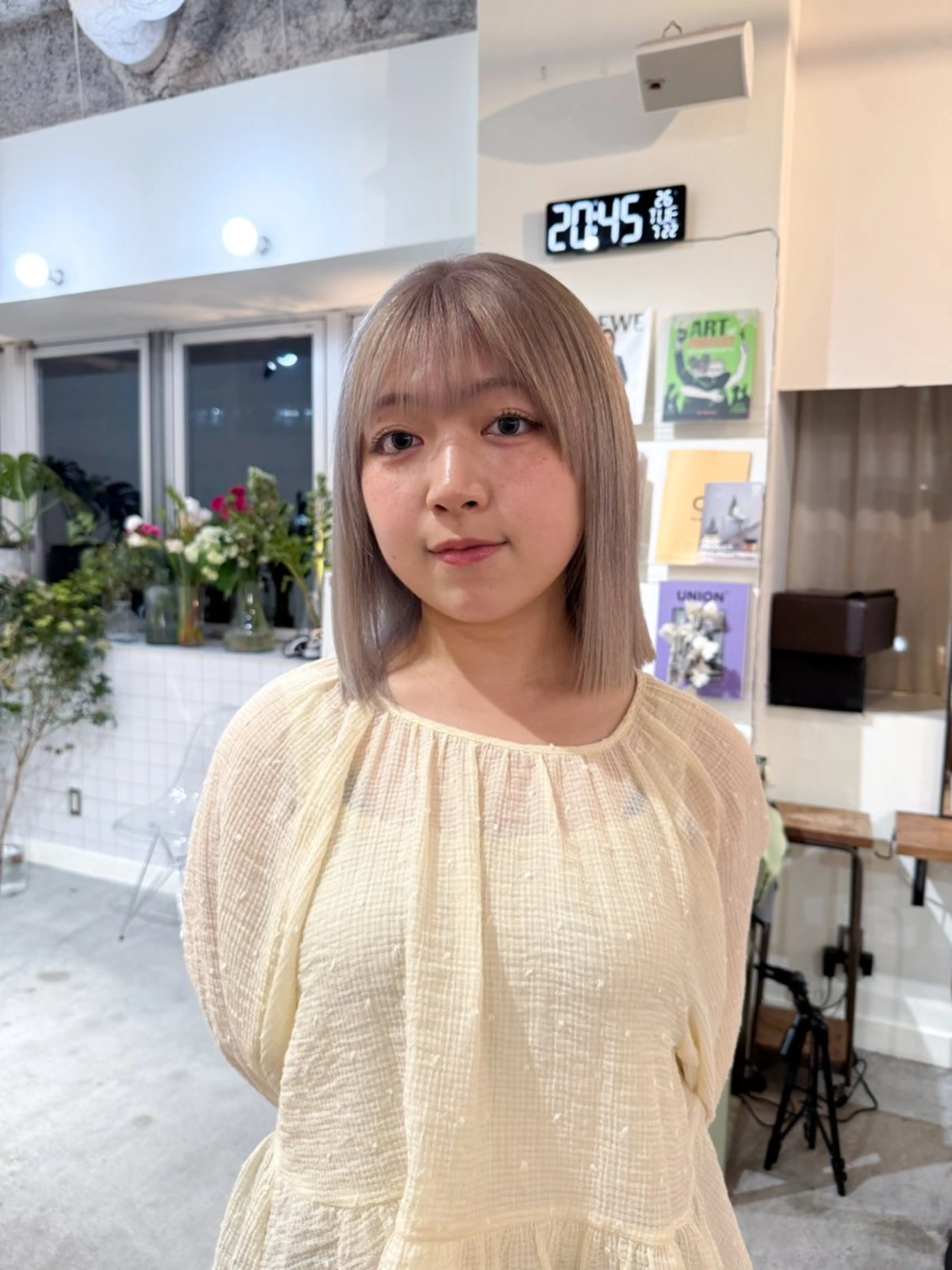 セミロング maruquee de mashu所属・モモコ/ブリーチ/ ミルクティカラーのヘアスタイル