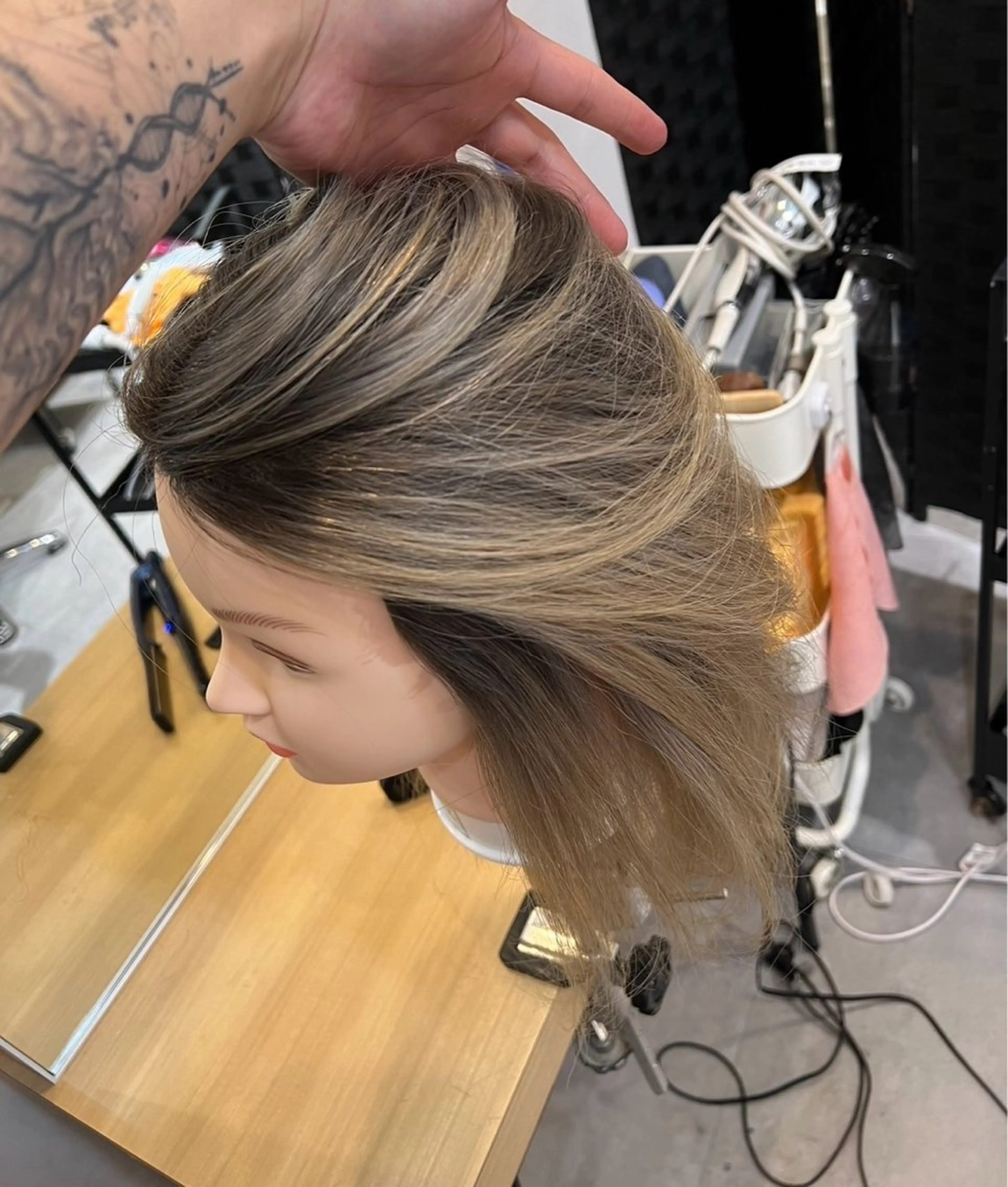 セミロング カラー バレイヤージュ ベージュカラー ホワイトベージュ レイヤーカット ヘアカラー トリートメント ROBIN所属・指名数No.1 /NAOYAのヘアスタイル