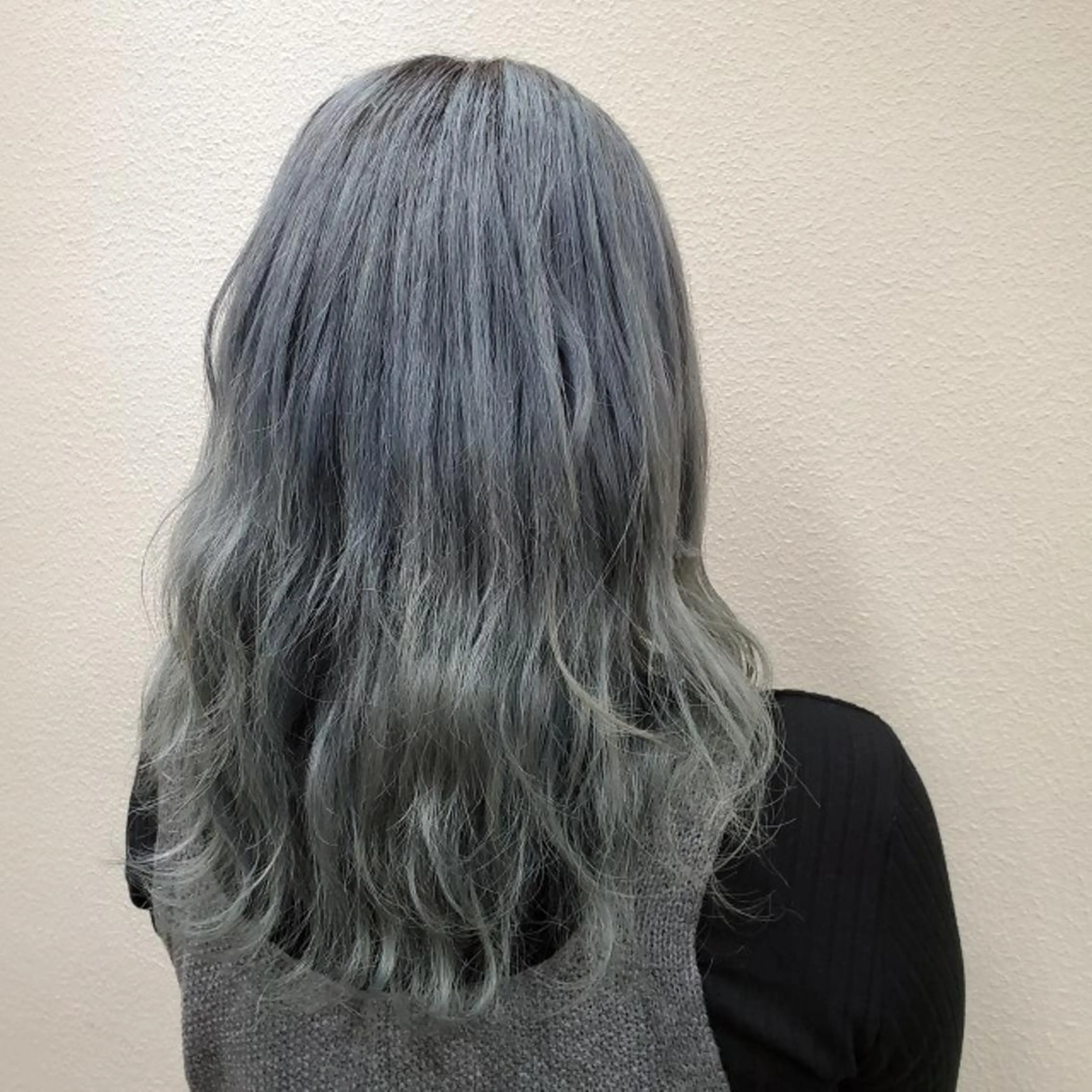 セミロング カラー シルバー 推しアニメカラー🌈 ツヤ透明感カラー🦄のヘアスタイル