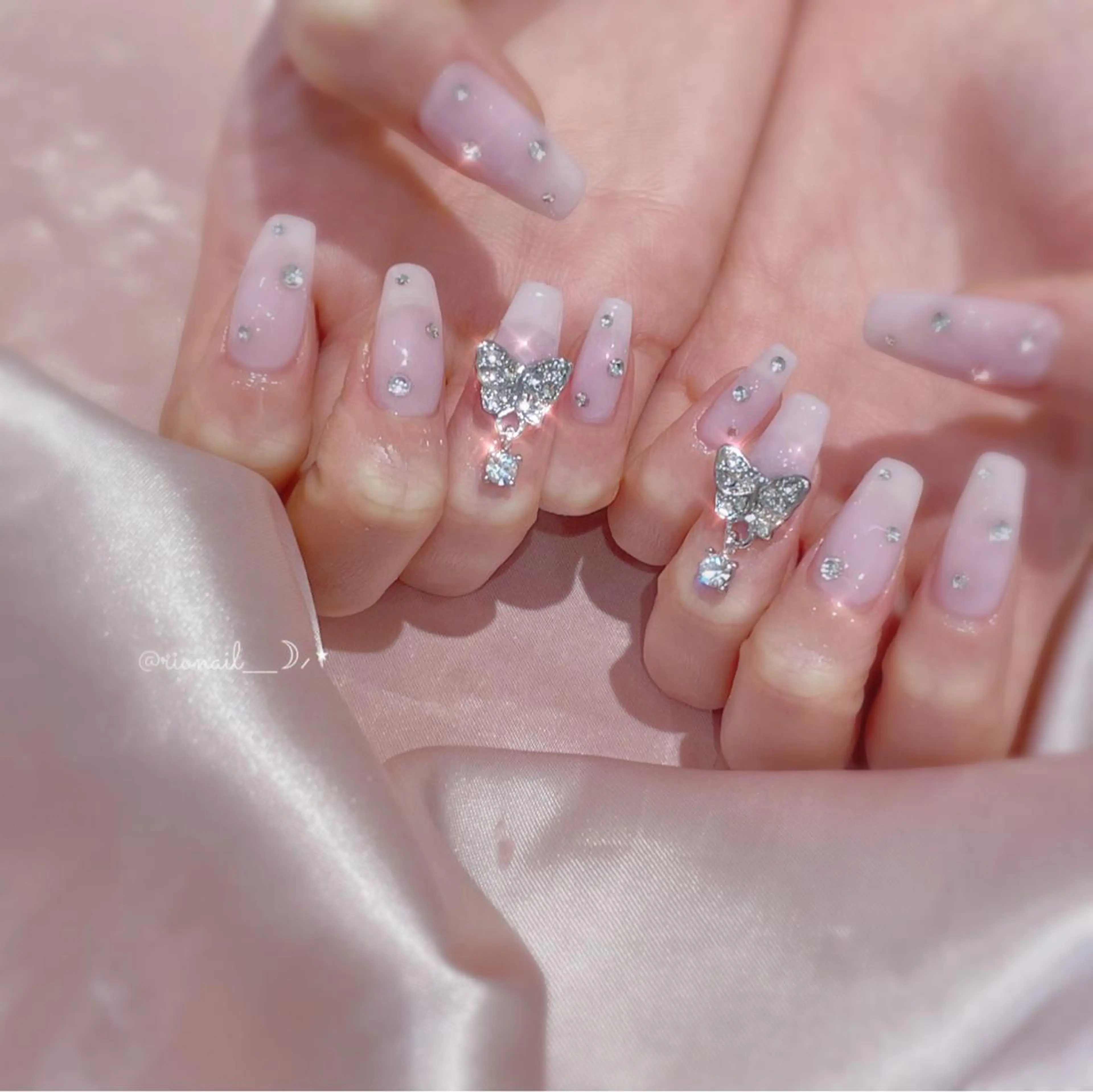 ネイル アートネイル 𝘙𝘪𝘰𝘯𝘢 ...🕯🤍のネイルデザイン