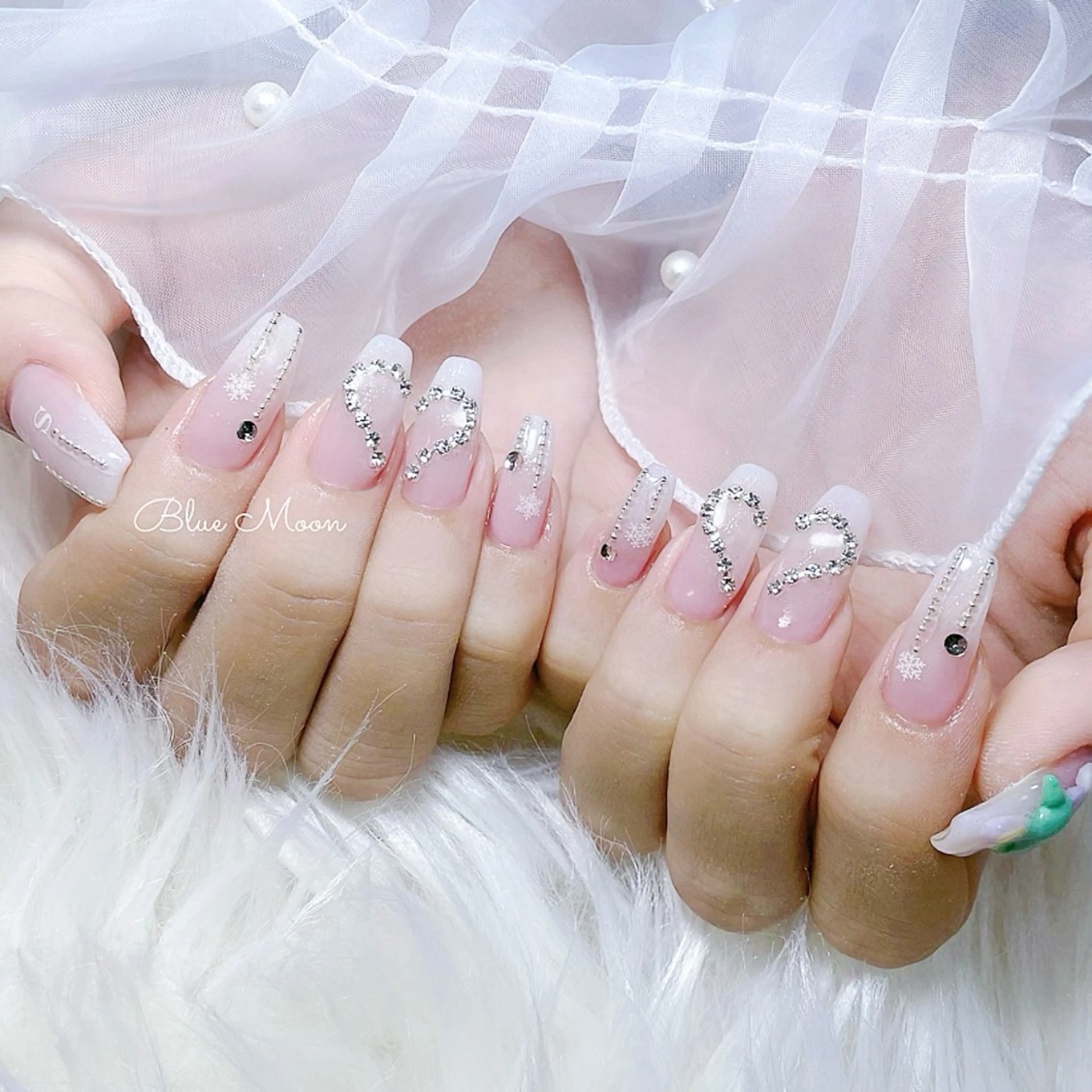 ネイル ハンドネイル フットネイル ハンドケア nail salon Blue Moonのネイルデザイン