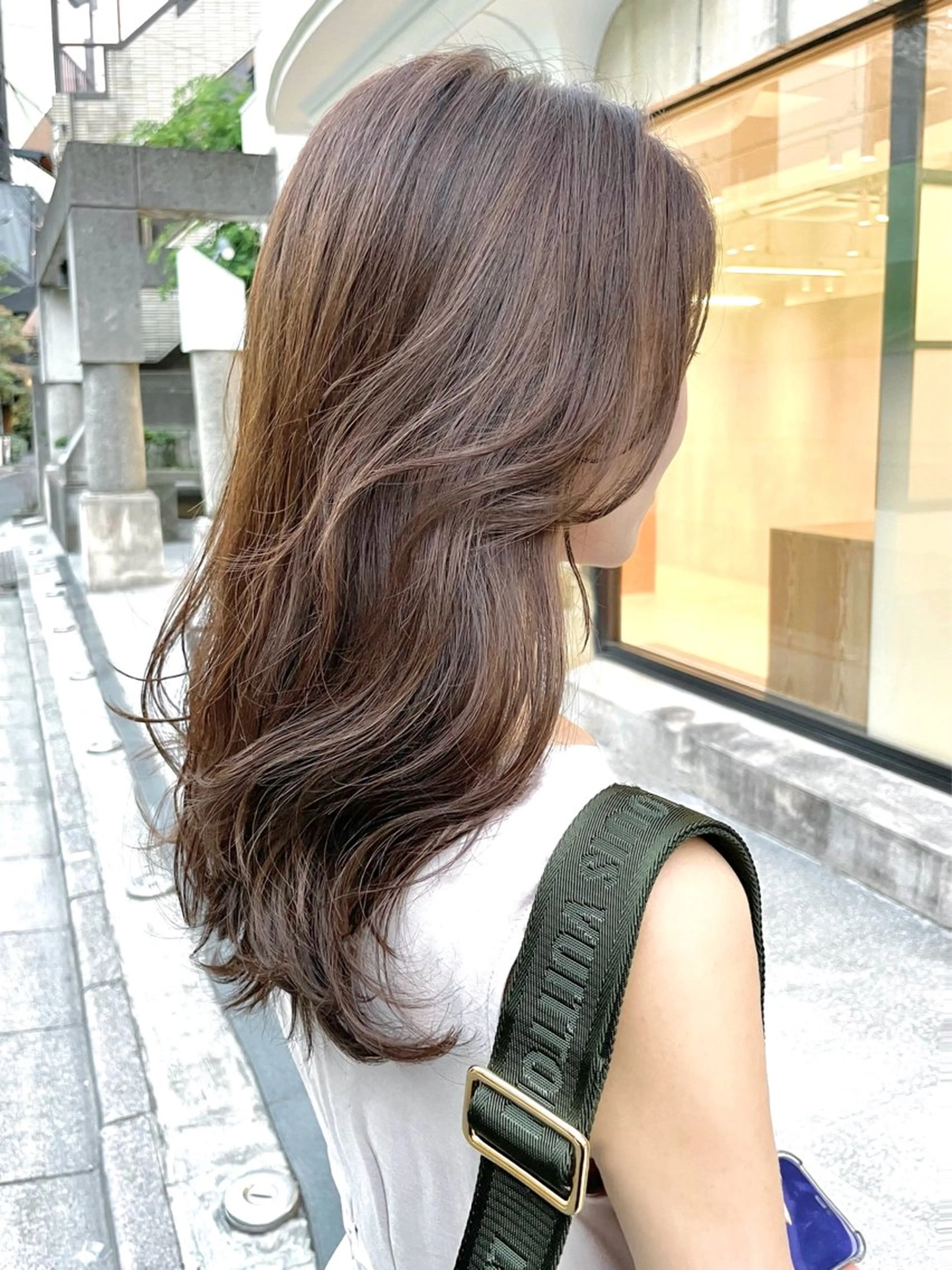 セミロング カラー ベージュカラー ブリーチ 透明感カラー グラデーションカラー ハイライトカラー カット ヘアカラー トリートメント アオガミ （前髪顔周りカット）のヘアスタイル