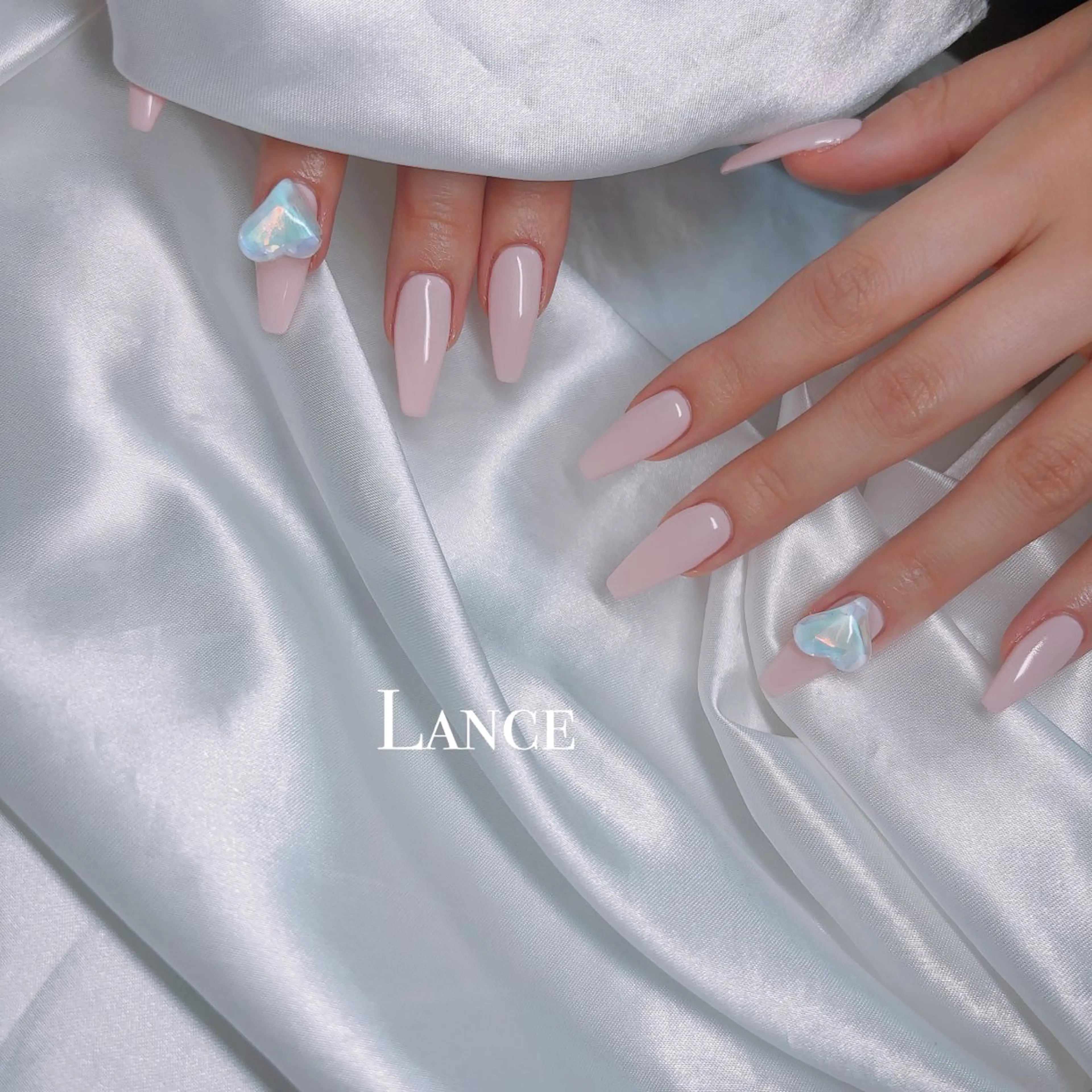 ネイル オーロラネイル フレンチネイル キラキラネイル 韓国ネイル ワンカラーネイル ハンドネイル Lance nailのネイルデザイン