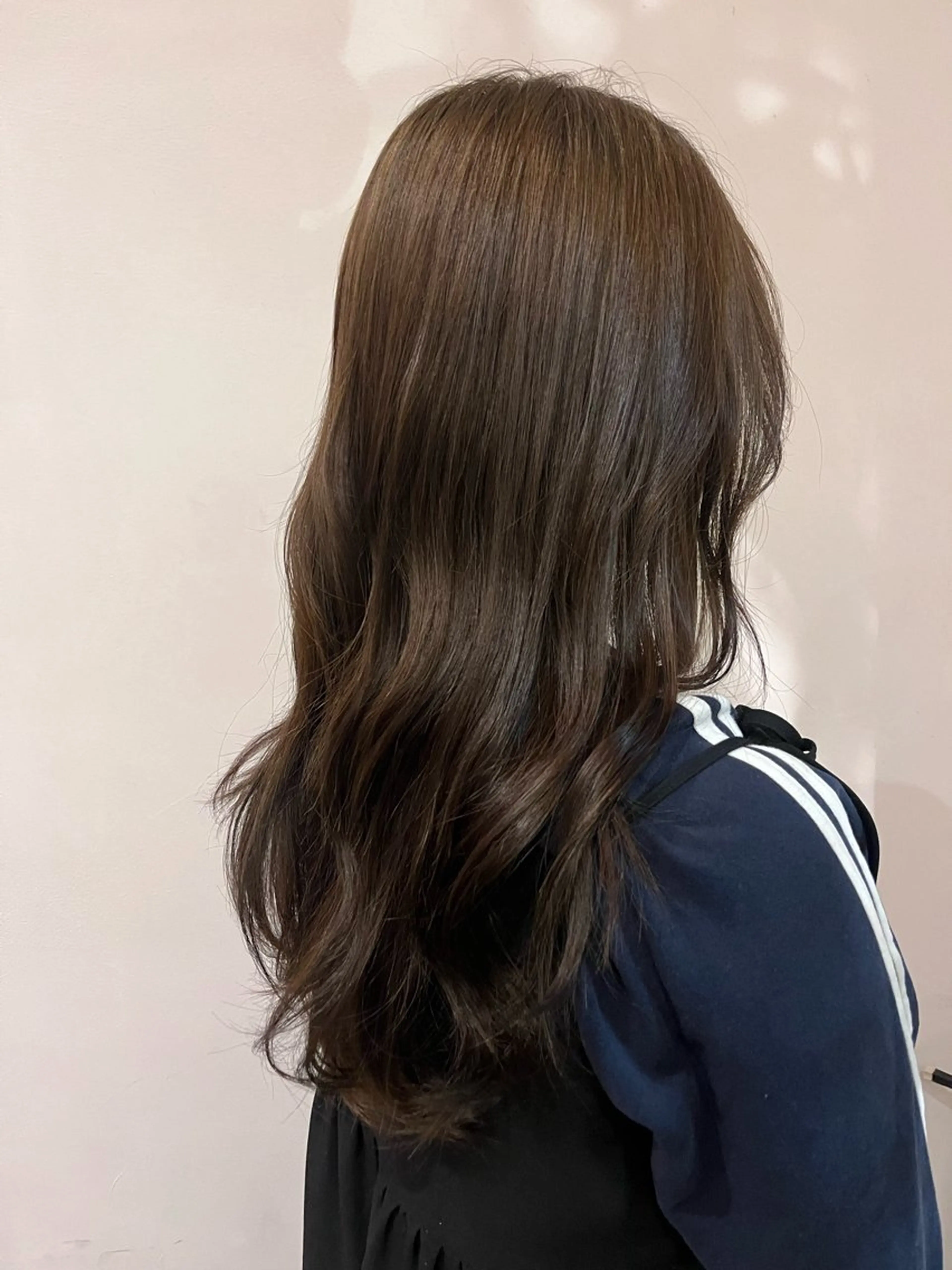 ロング カラー ブラウンカラー オリーブブラウン ティフ(TIF)所属・おおた あいこのヘアスタイル