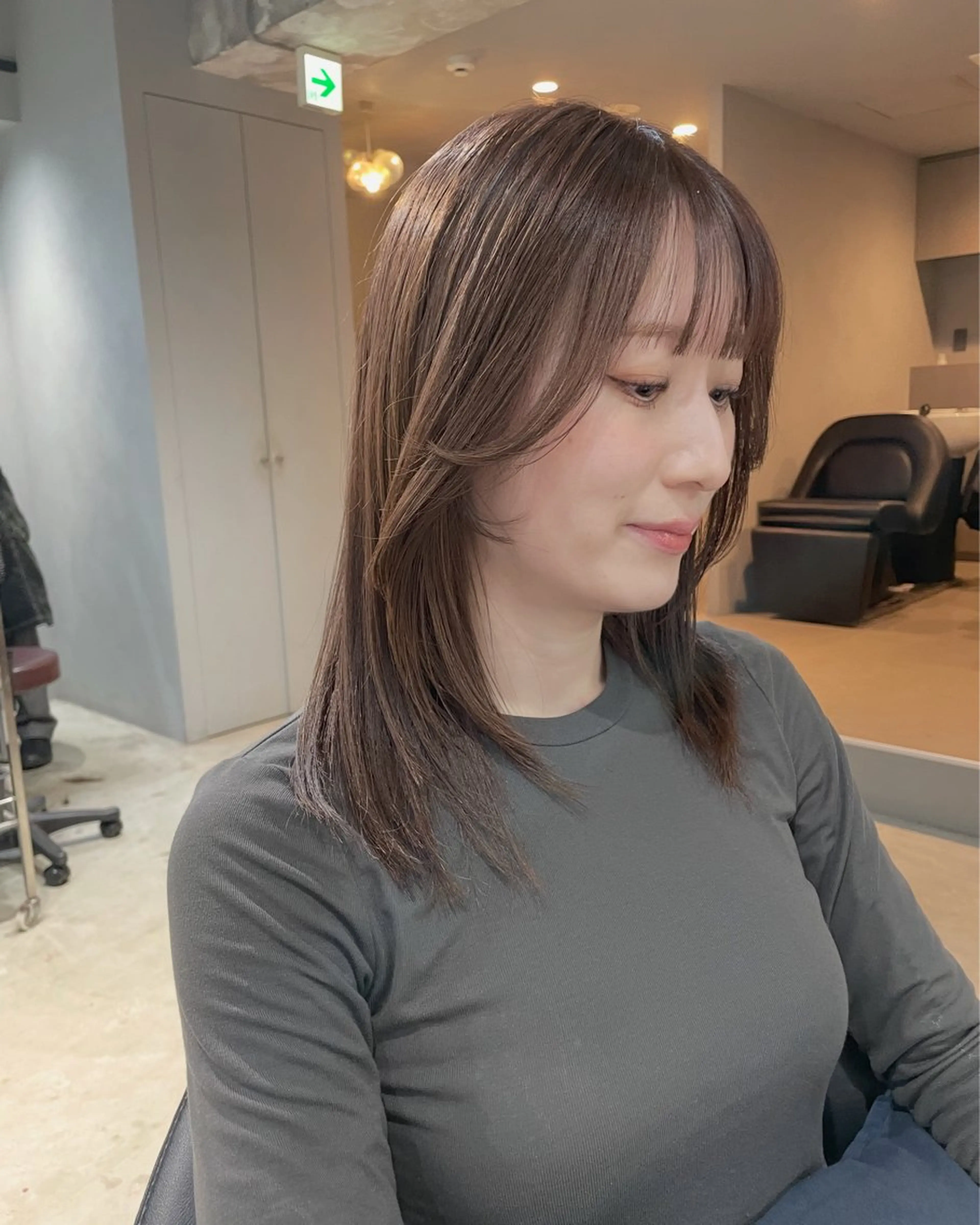 ミディアム カラー ベージュカラー ラベンダーカラー レイヤーカット カット ヘアカラー トリートメント 【arc】Ruri コテ巻き風パーマのヘアスタイル
