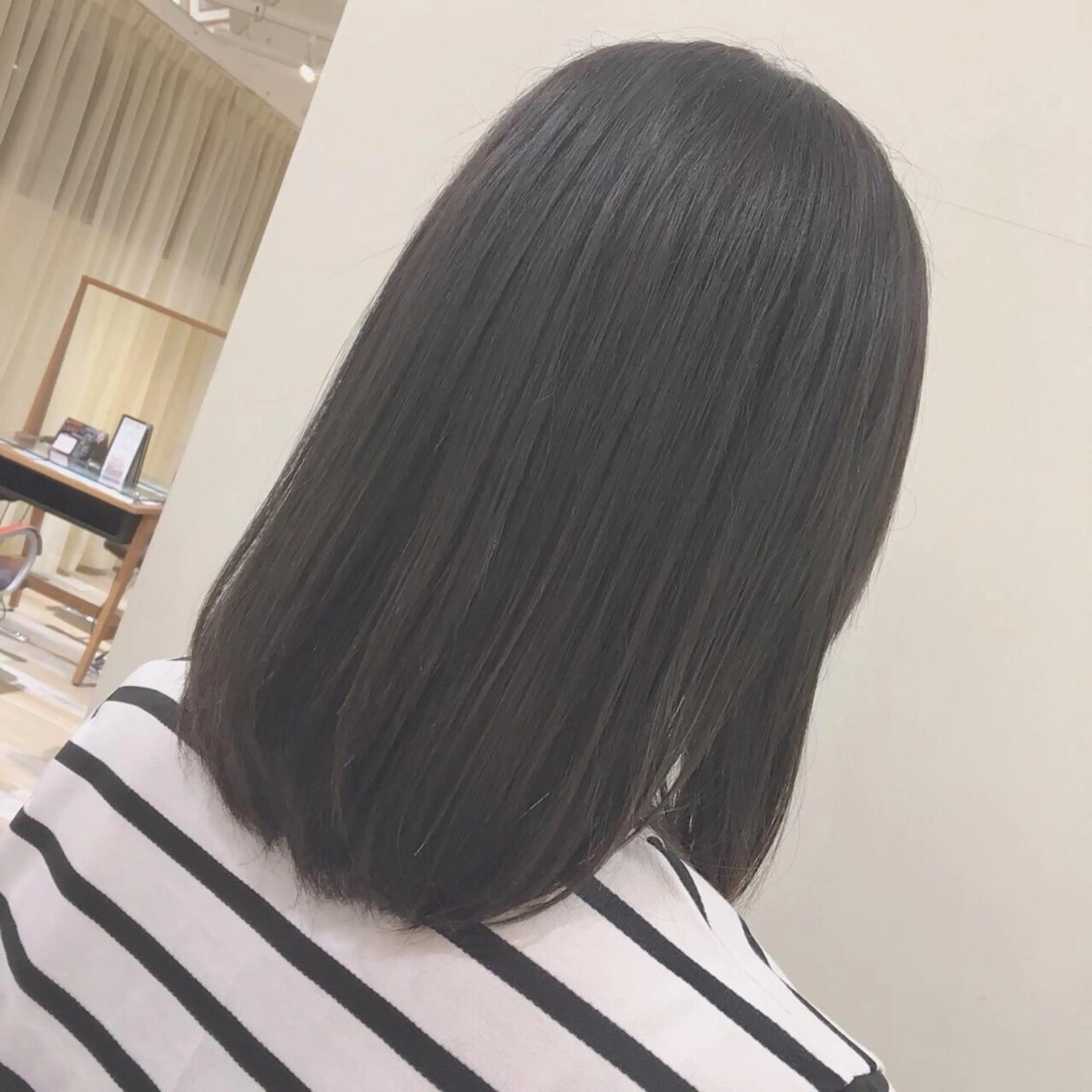 ミディアム カラー アッシュ アッシュグレー アッシュグレージュ グレージュ カット 縮毛矯正 トリートメント ぱつっとボブ/ 小野あかねのヘアスタイル