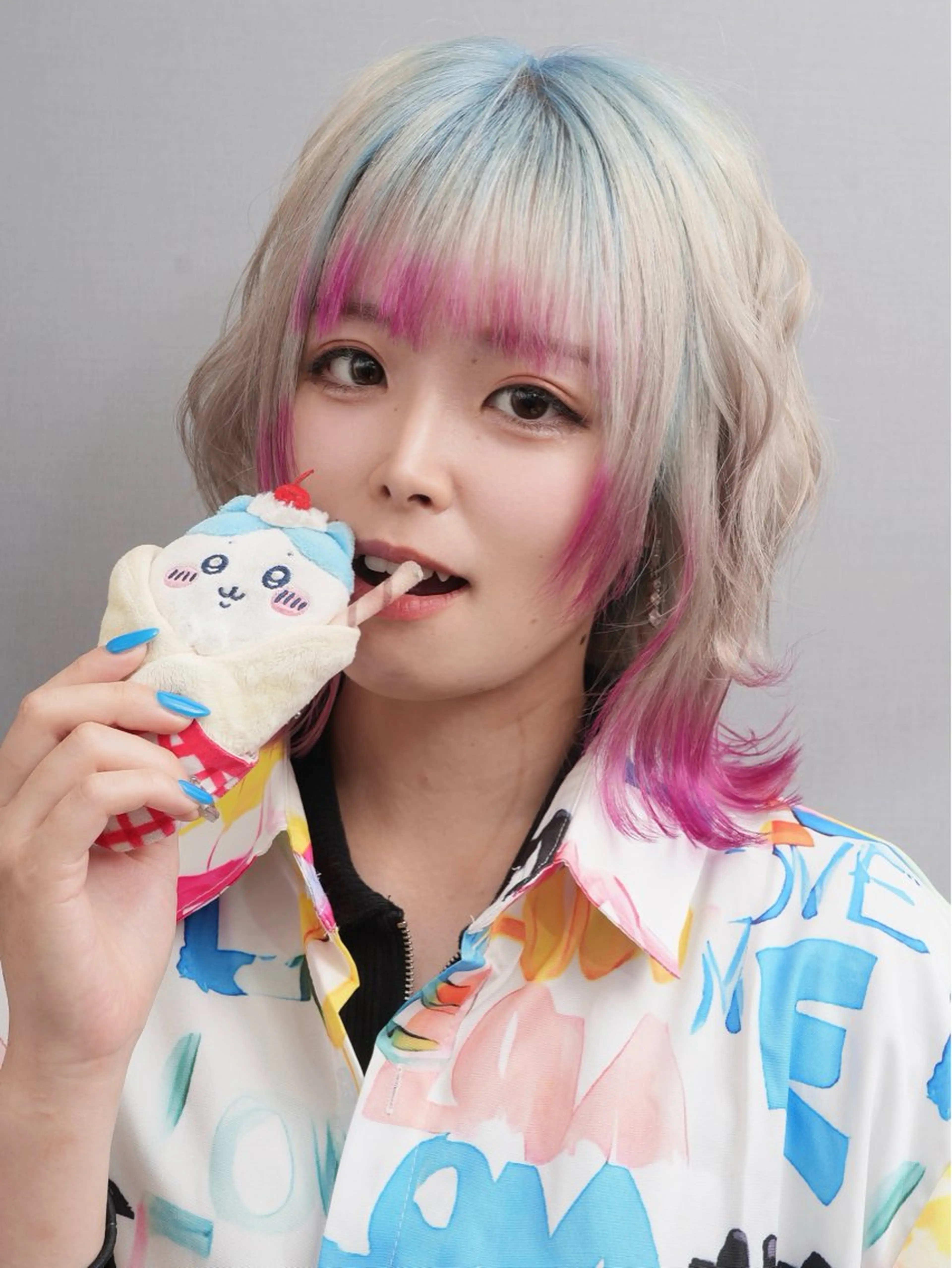 ミディアム カラー ヘアカラー トリートメント 推し活専用 【派手髪】飯野ゆかりのヘアスタイル