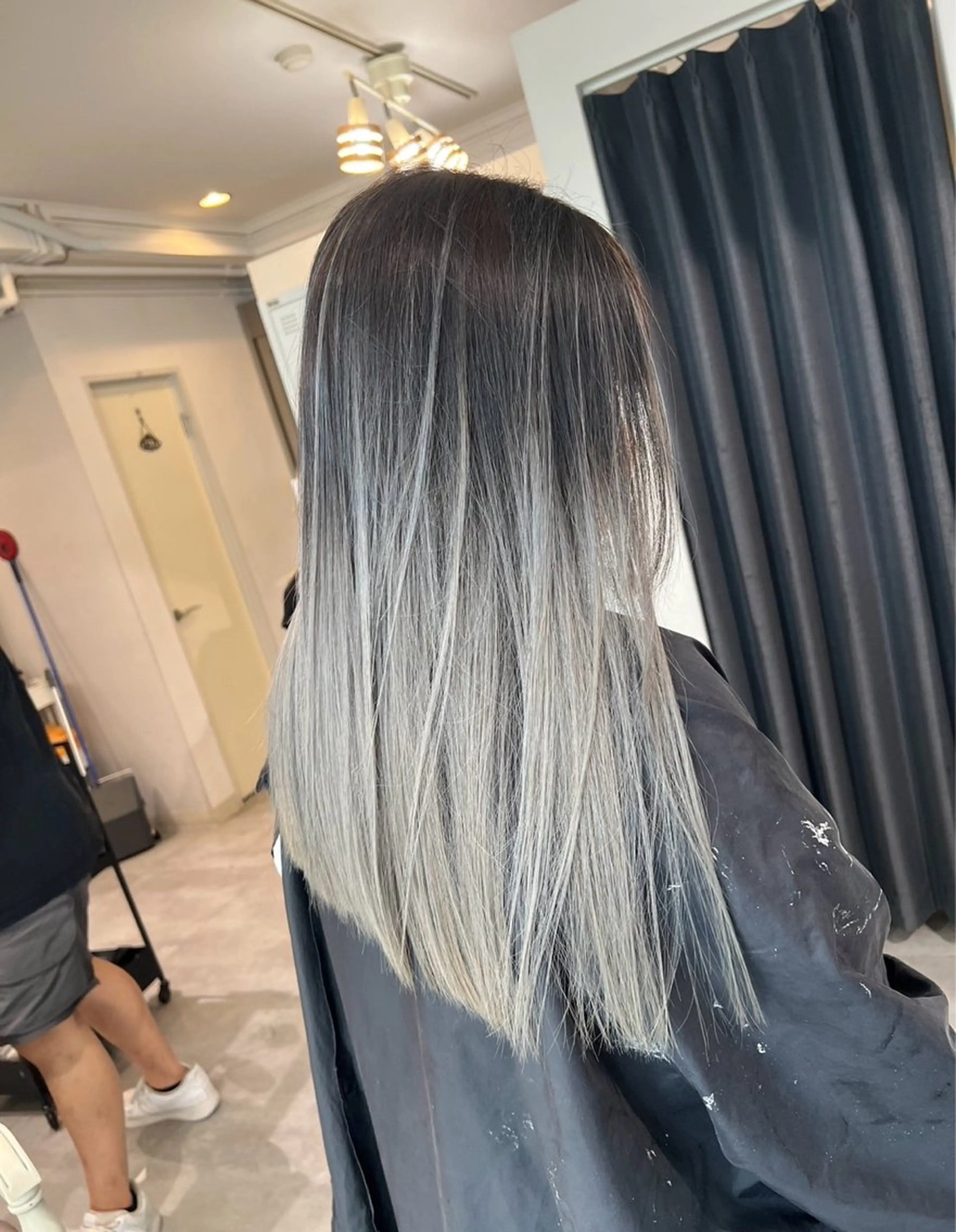 セミロング カラー バレイヤージュ シルバー ホワイトシルバー レイヤーカット ヘアカラー ROBIN所属・指名数No.1 /NAOYAのヘアスタイル